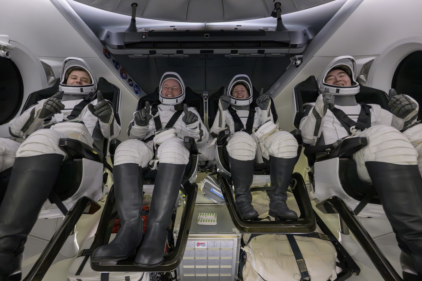 astronavti evakuirane SpaceX-ove posadke Crew-11 med vračanjem na Zemljo