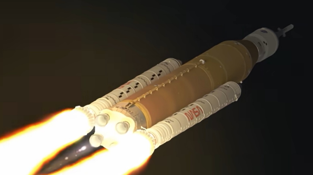 Artemis II raketa SLS z modulom Orion na poti proti Luni
