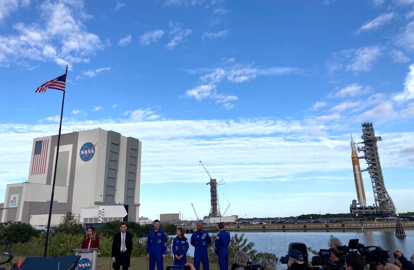 Artemis II, raketa SLS čaka na izstrelitev, direktor Nase Jared Isaacman in posadka