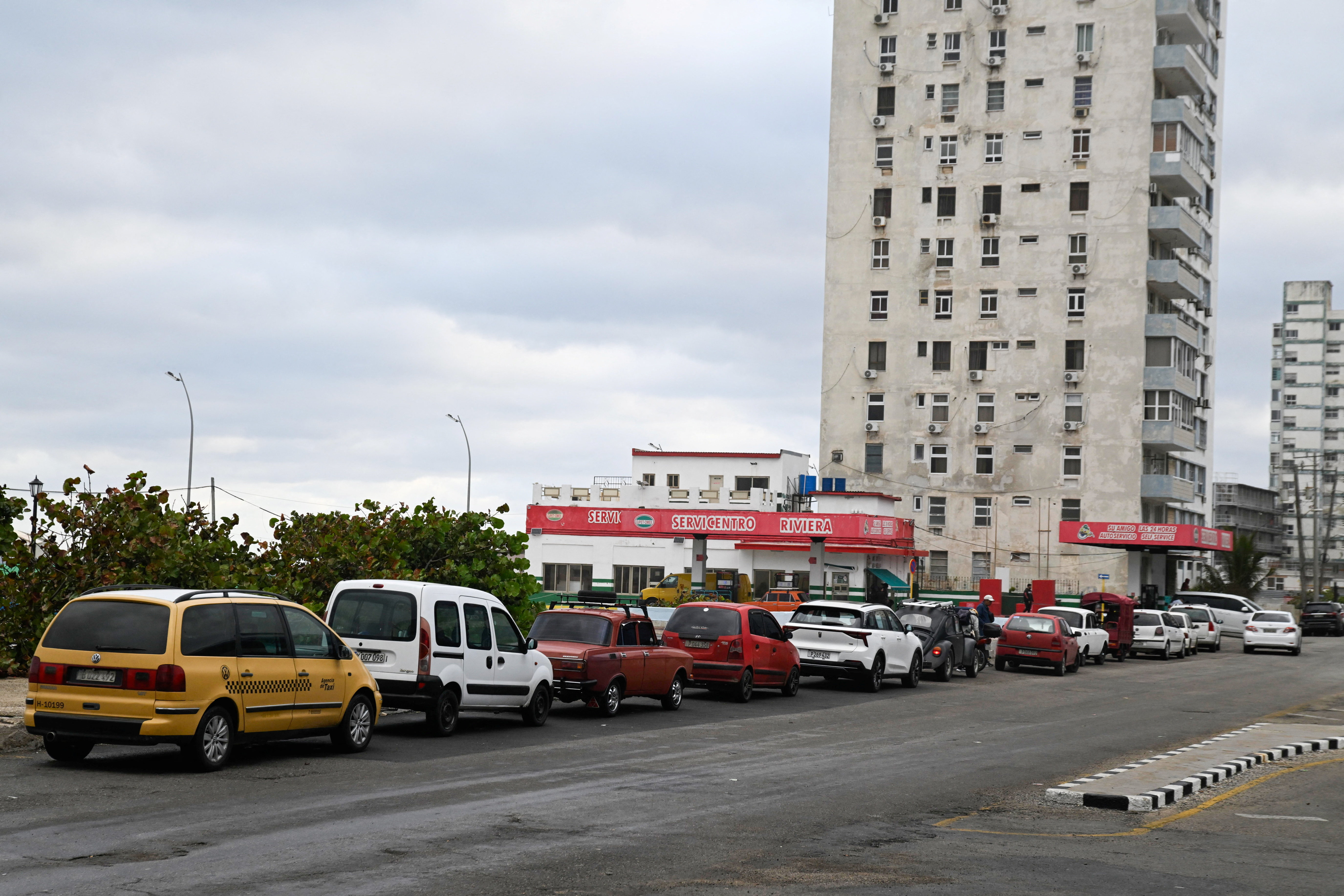 Dolga vrsta za gorivo pred bencinsko črpalko v Havani