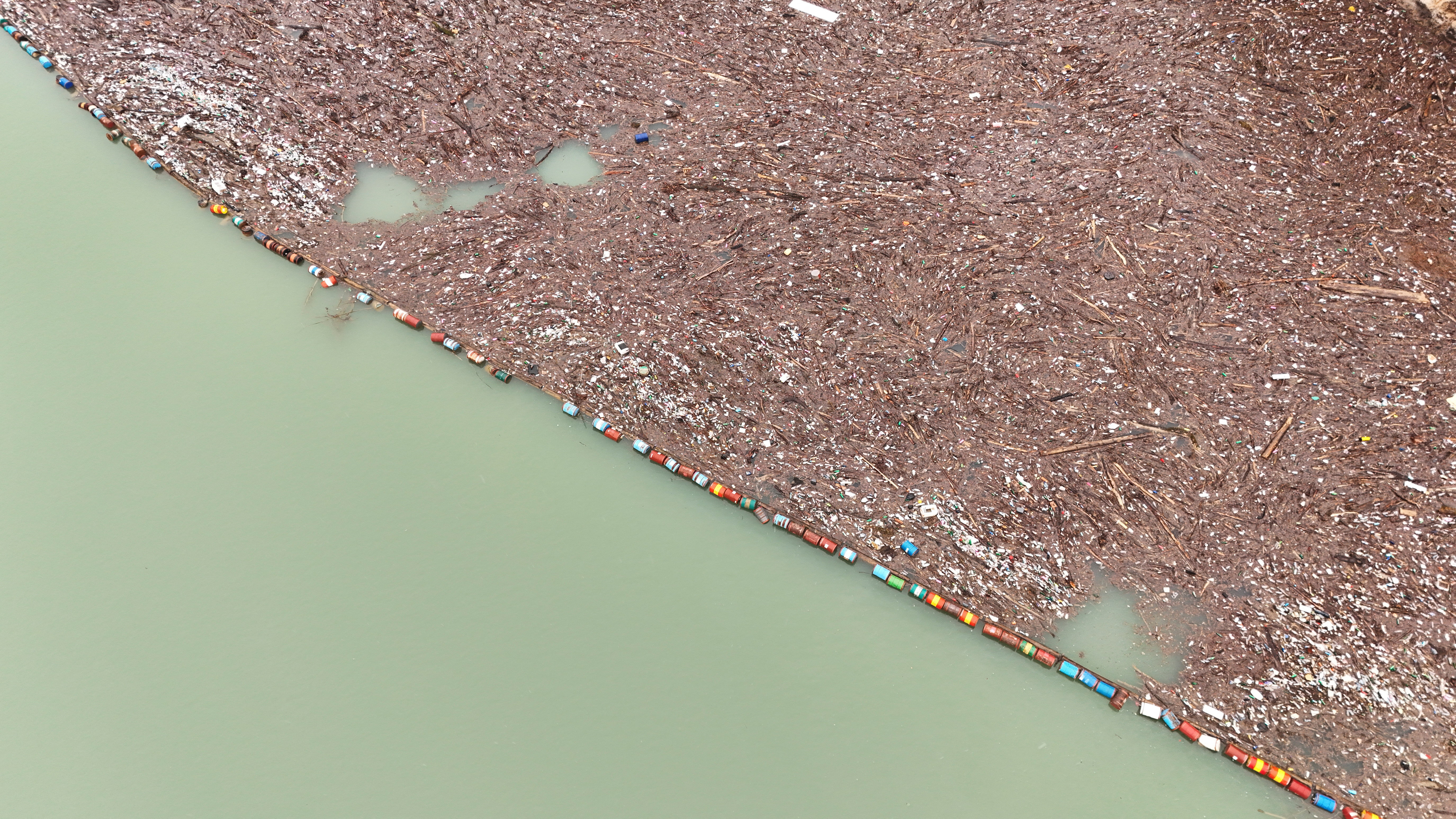 Odpadki v reki Drini