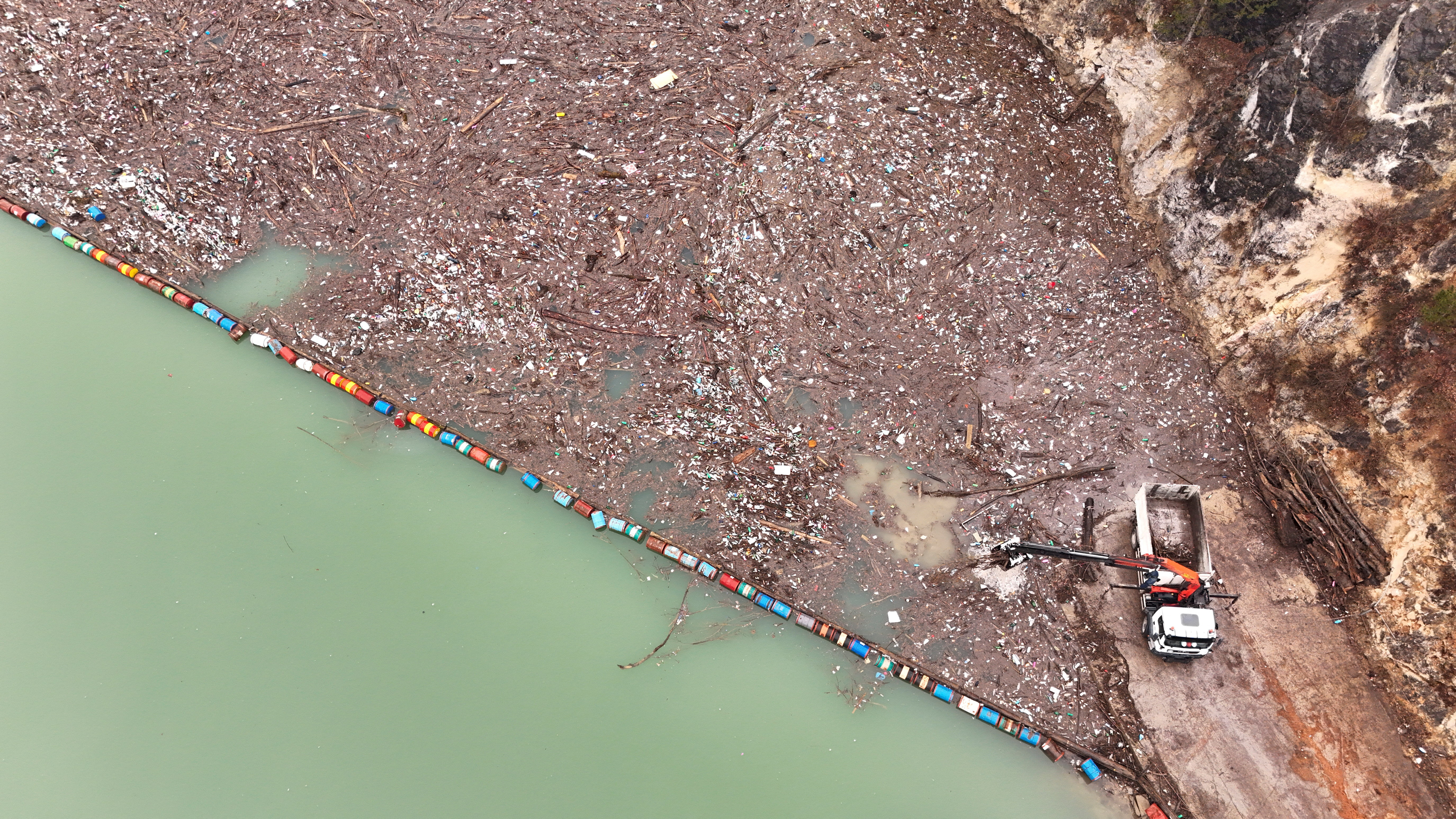 Odpadki v reki Drini