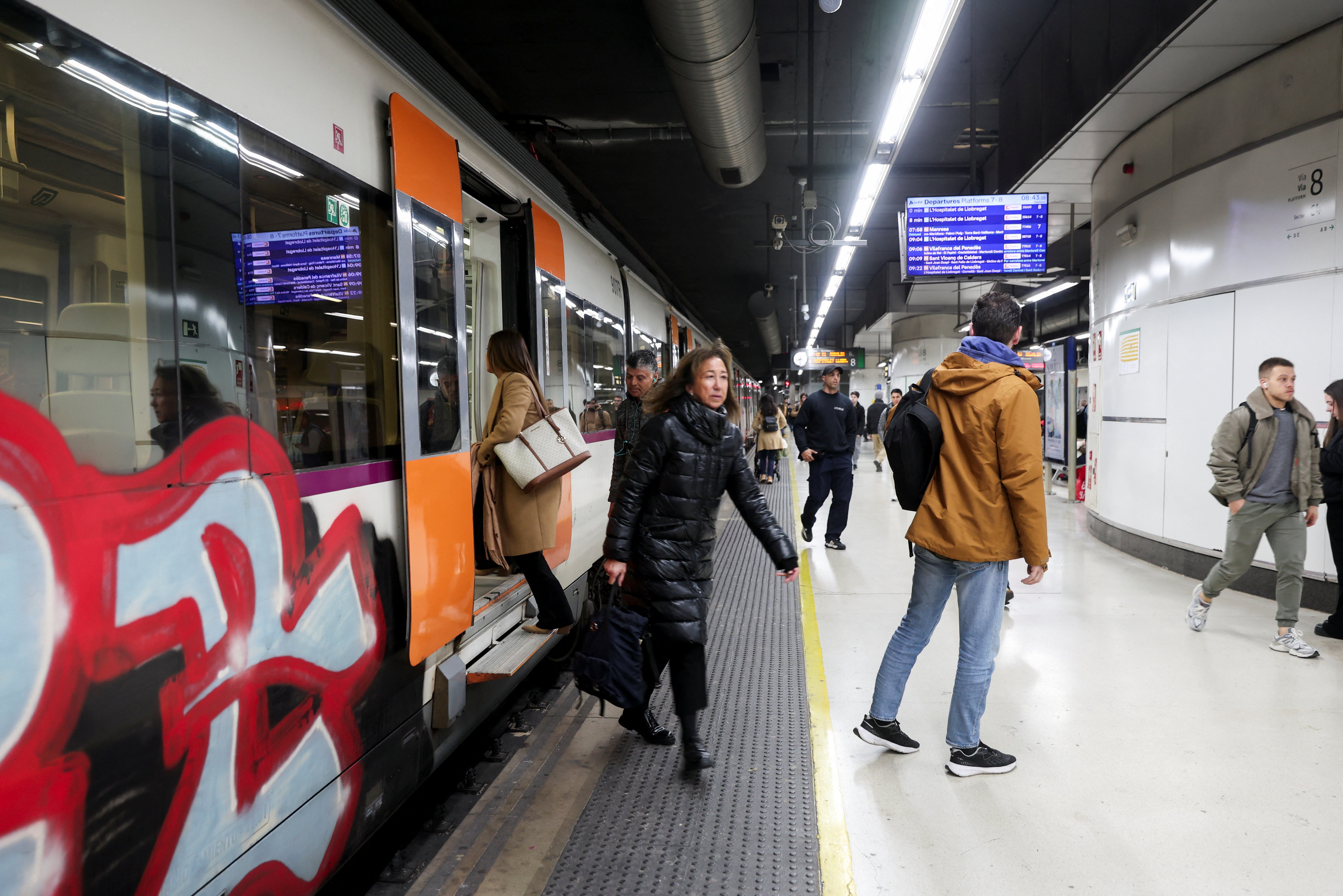 Ljudje na železniški postaji v Barceloni