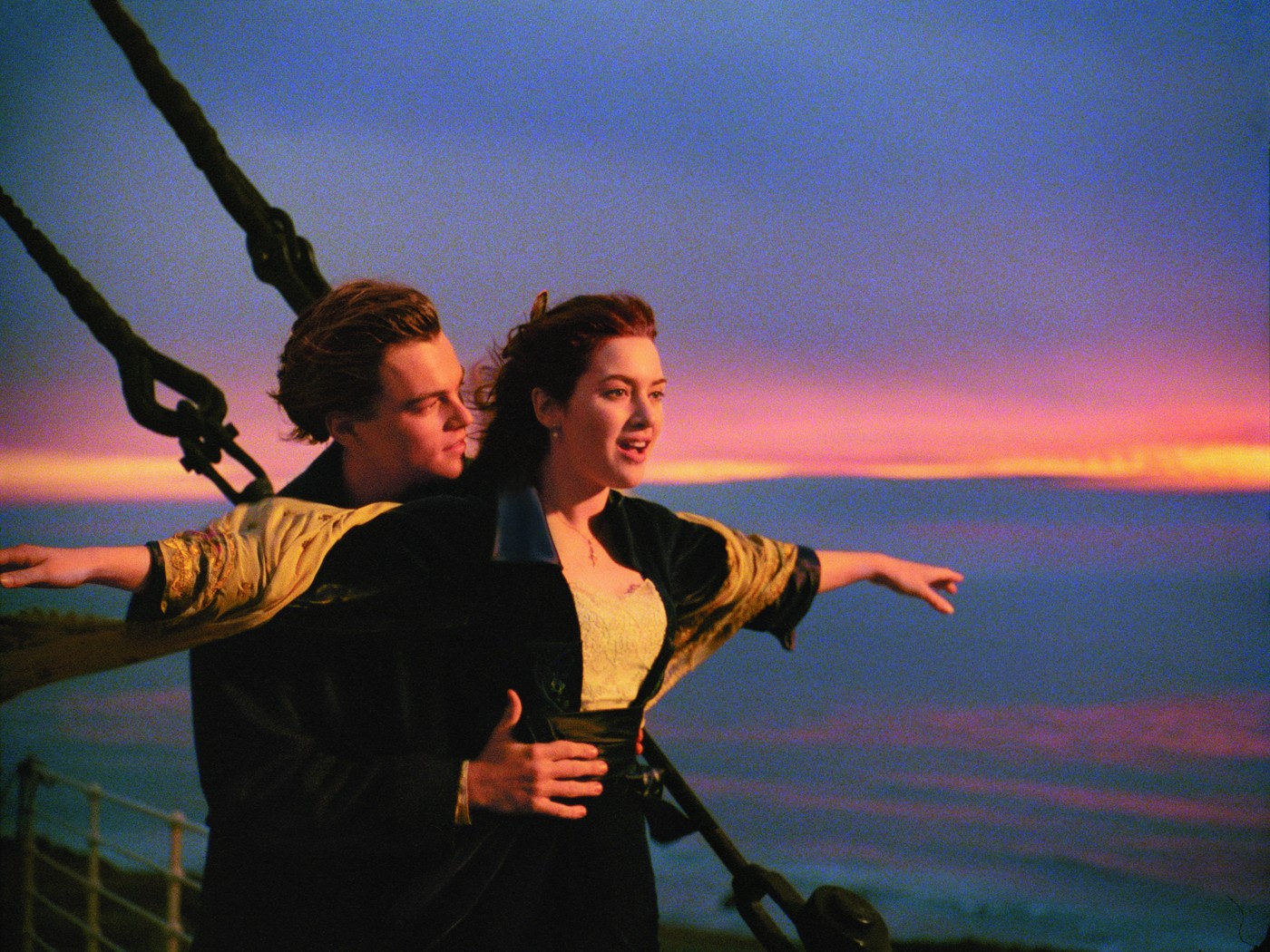 Leonardo Di Caprio, Kate Winslet  v prizoru iz filma Titanik (Titanic); 1997