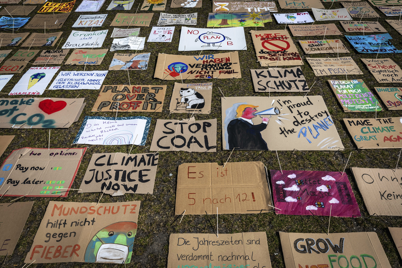 plakati, ki pozivajo ukrepanje za blažitev segrevanja in podnebnih sprememb pred nemšklm parlamentom
