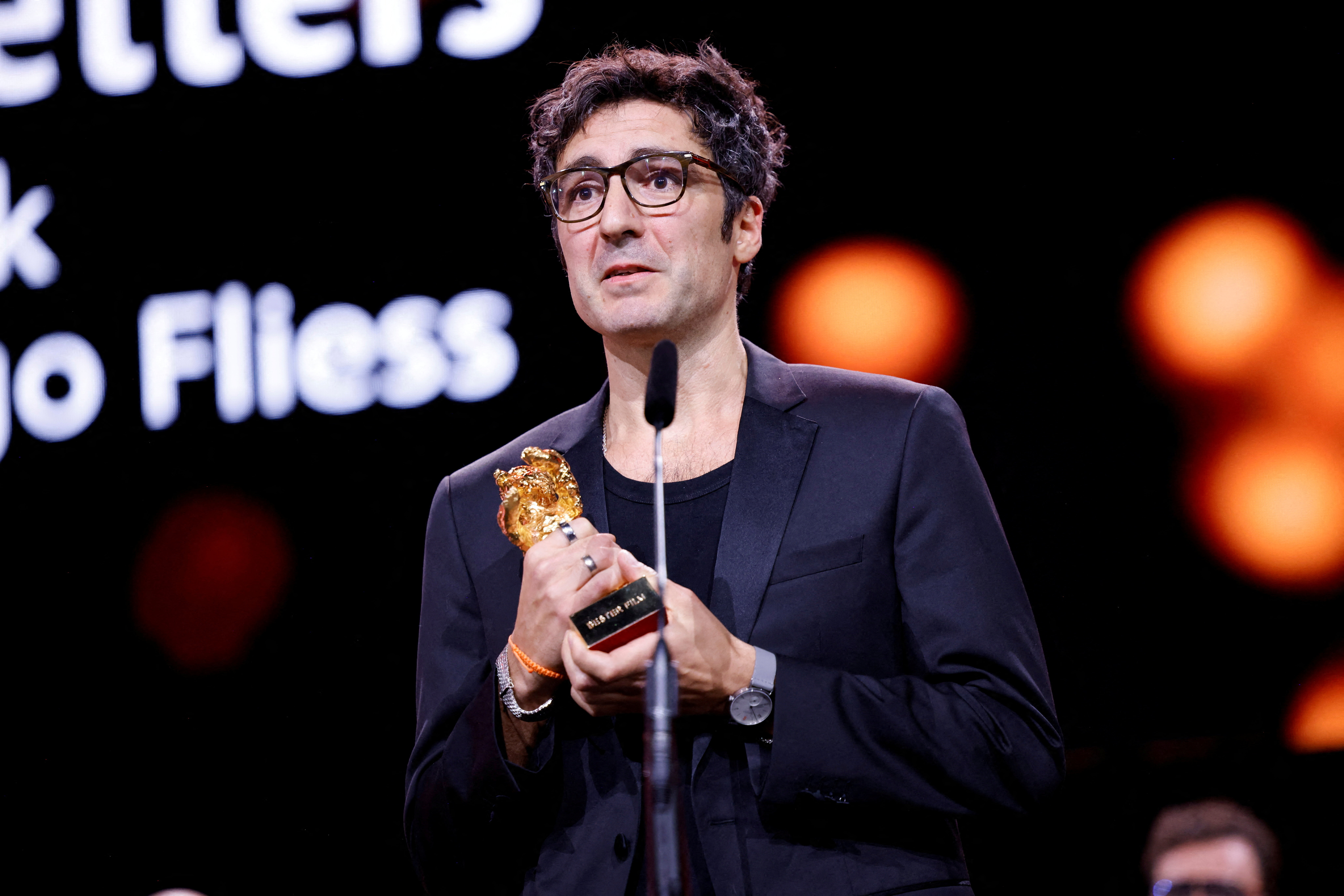 Nemški režiser Ilker Catak ob prejemu zlatega medveda na Berlinalu
