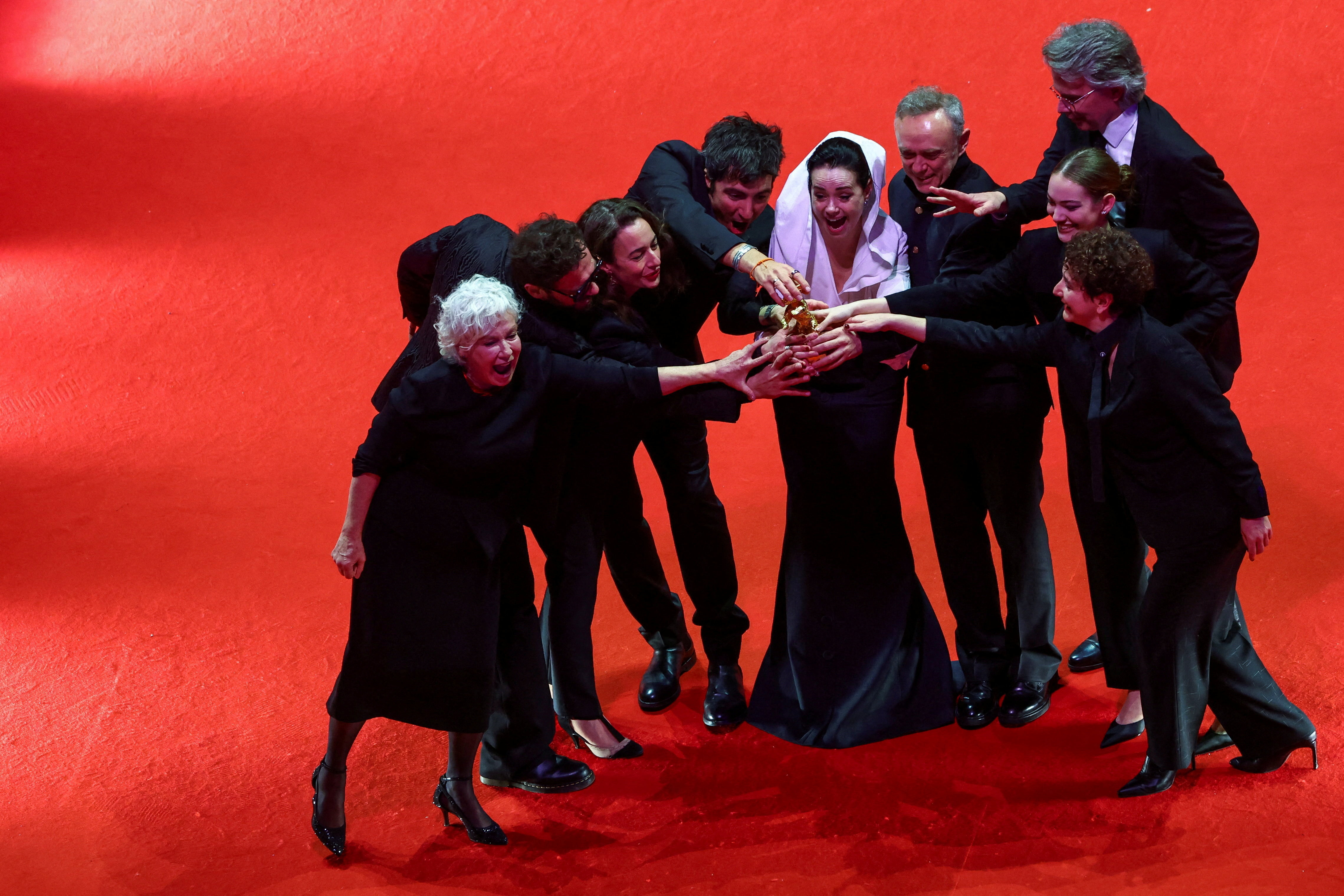 Nemški režiser Ilker Catak in ekipa ob prejemu zlatega medveda na Berlinalu