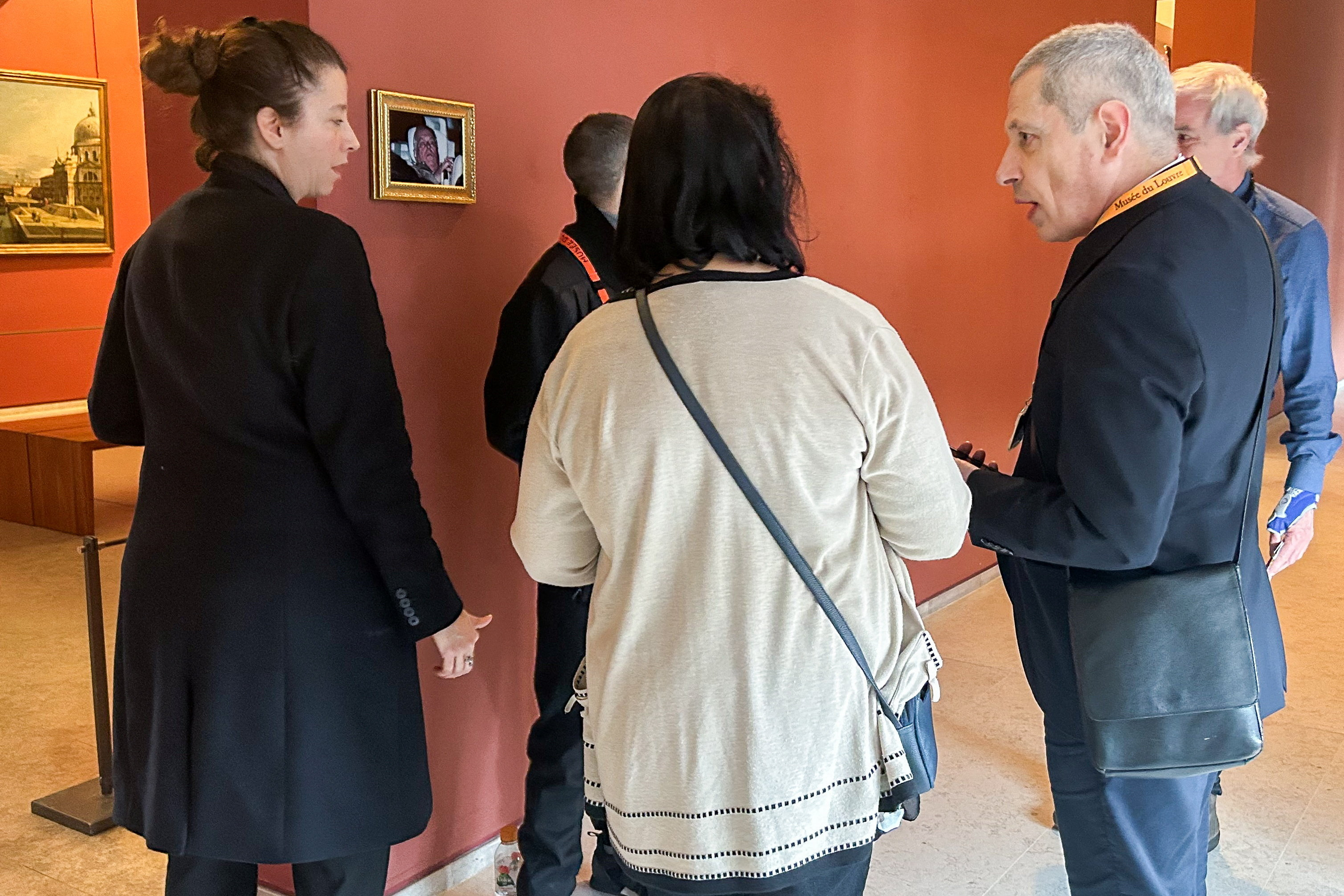 Fotografijo aretacije princa Andrewa razstavili v Louvru