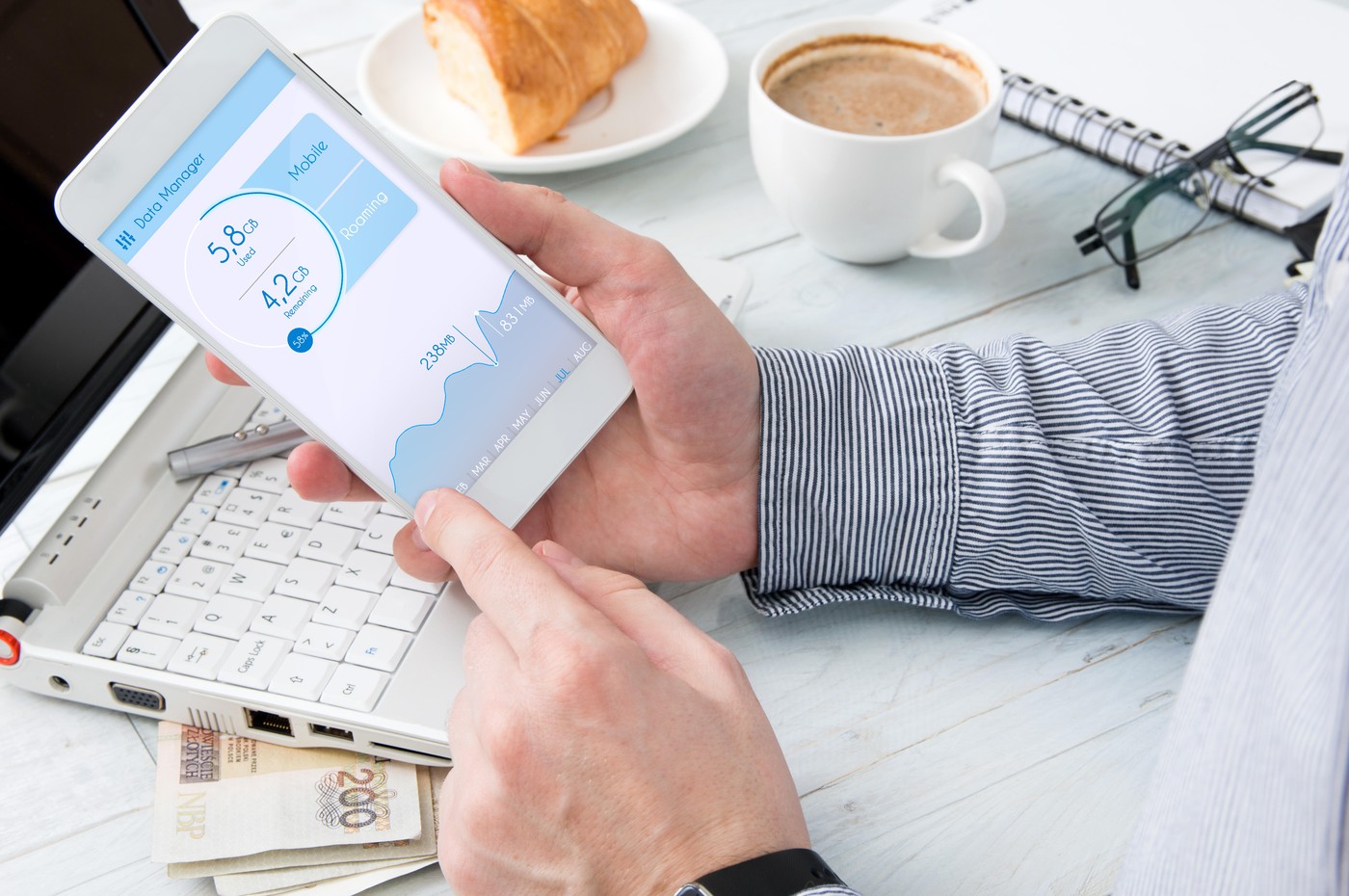 moški preverja porabo podatkov na telefonu