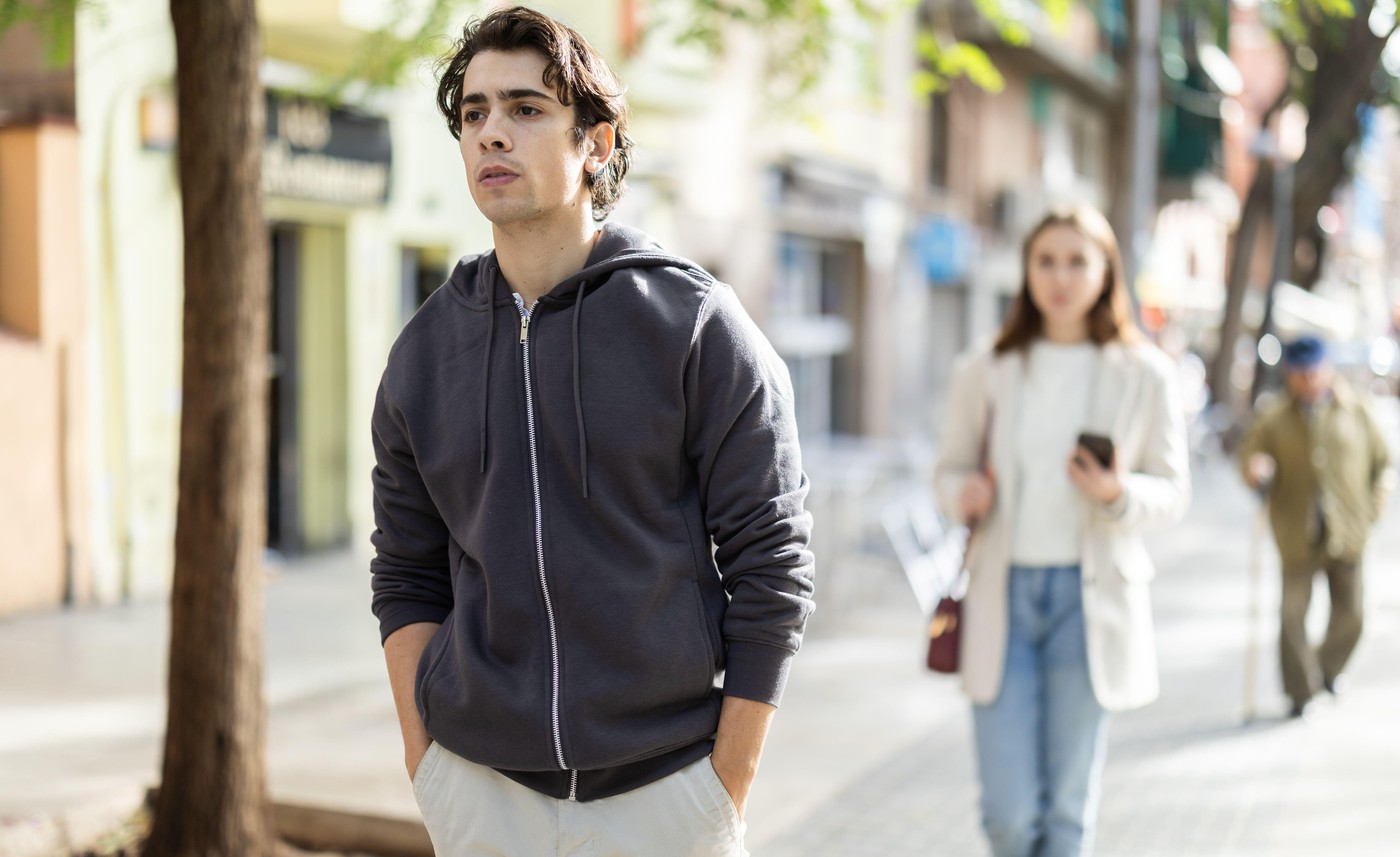 fant odhaja po sporu z dekletom, zapušča dekle