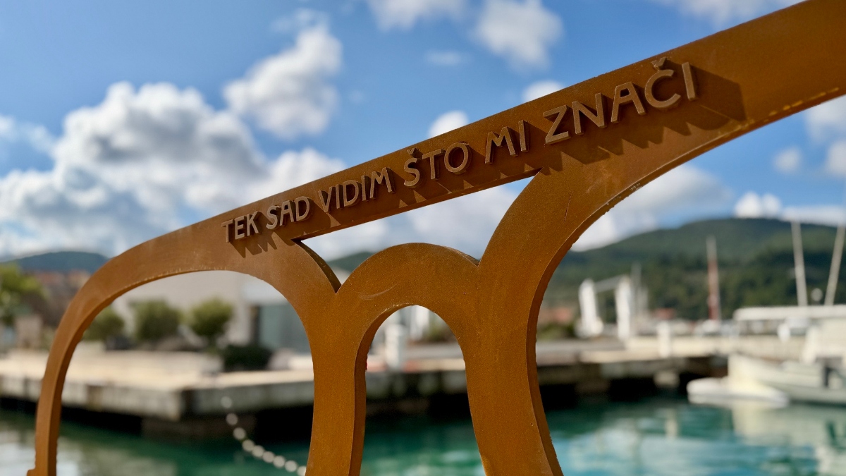 umetniška inštalacia v Veli Luki, Korčula, v obliki očal Oliverja Dragojevića