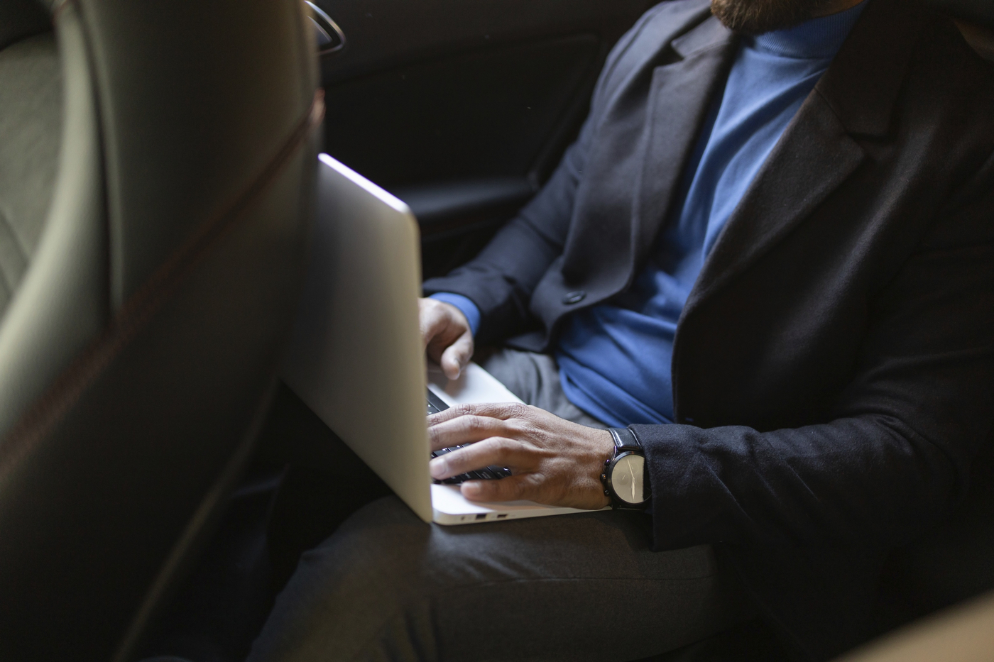 moški v avtomobilu z laptopom namiznim računalnikom