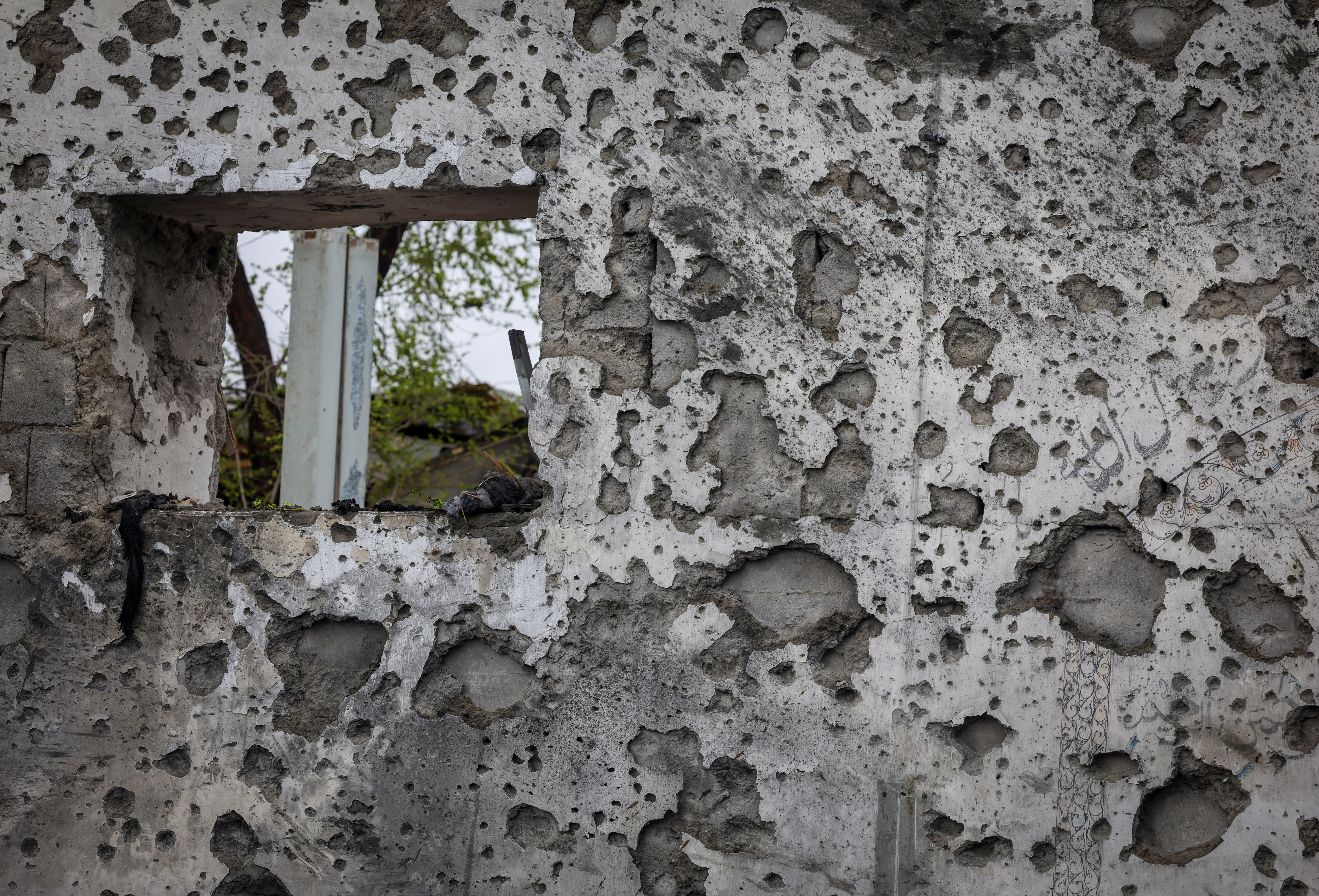 Poškodovan zid po napadih na Kabul