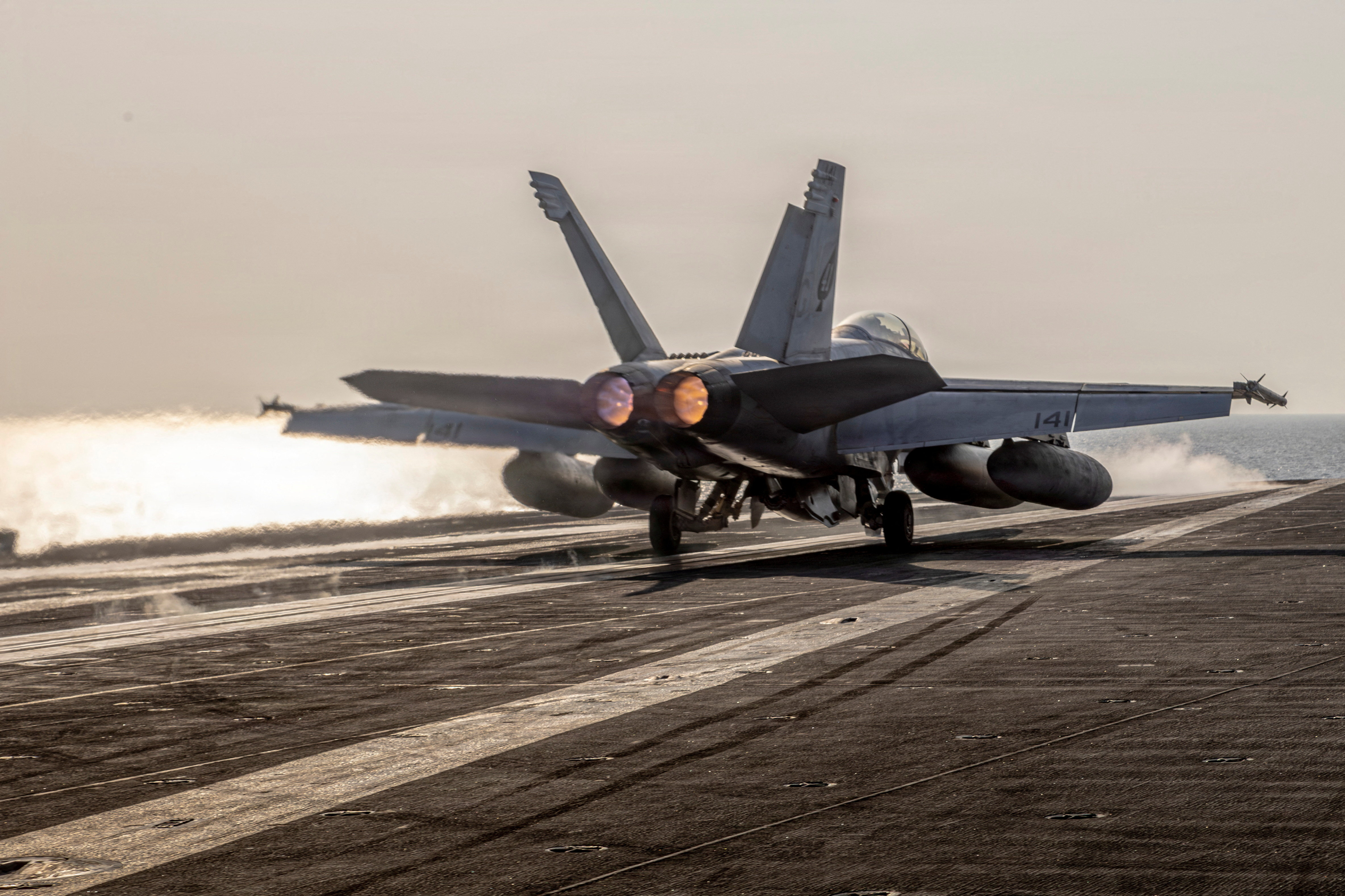 Ameriško lovsko letalo F/A-18F Super Hornet vzleta z letalonosilke USS Abraham Lincoln