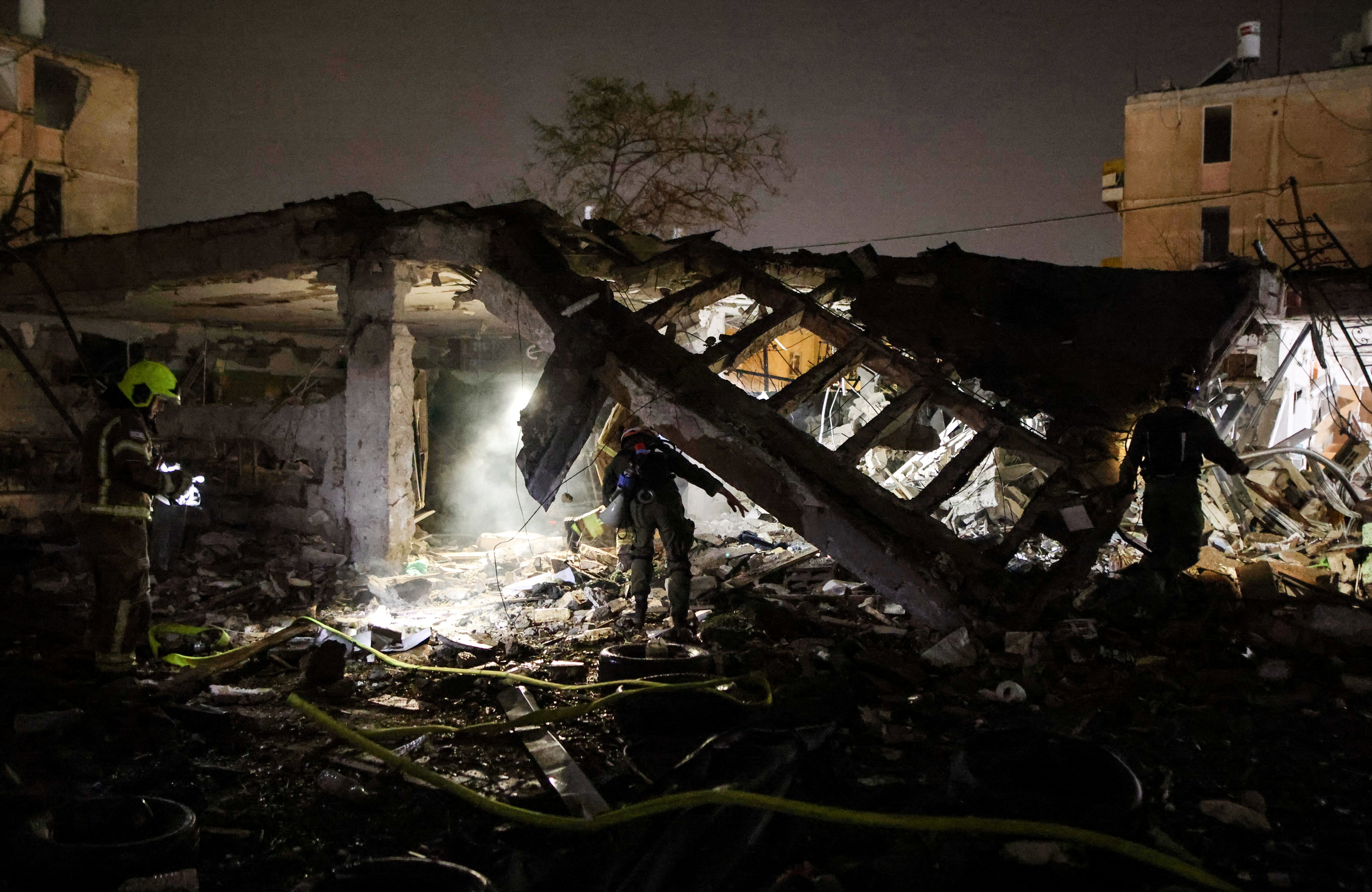 Izraelski vojaki in reševalci v Dimoni po iranskem raketnem napadu