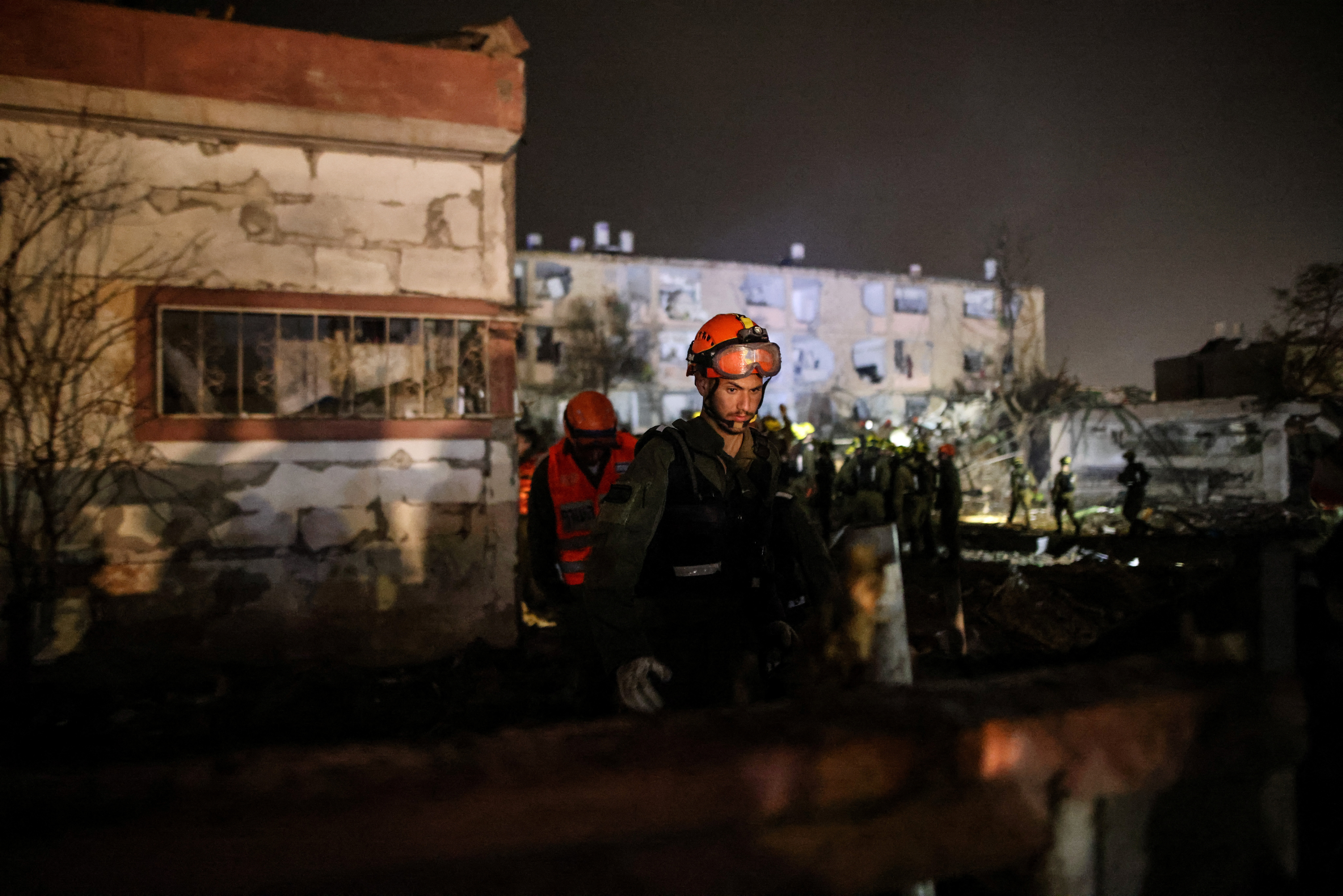 Izraelski vojaki in reševalci v Dimoni po iranskem raketnem napadu