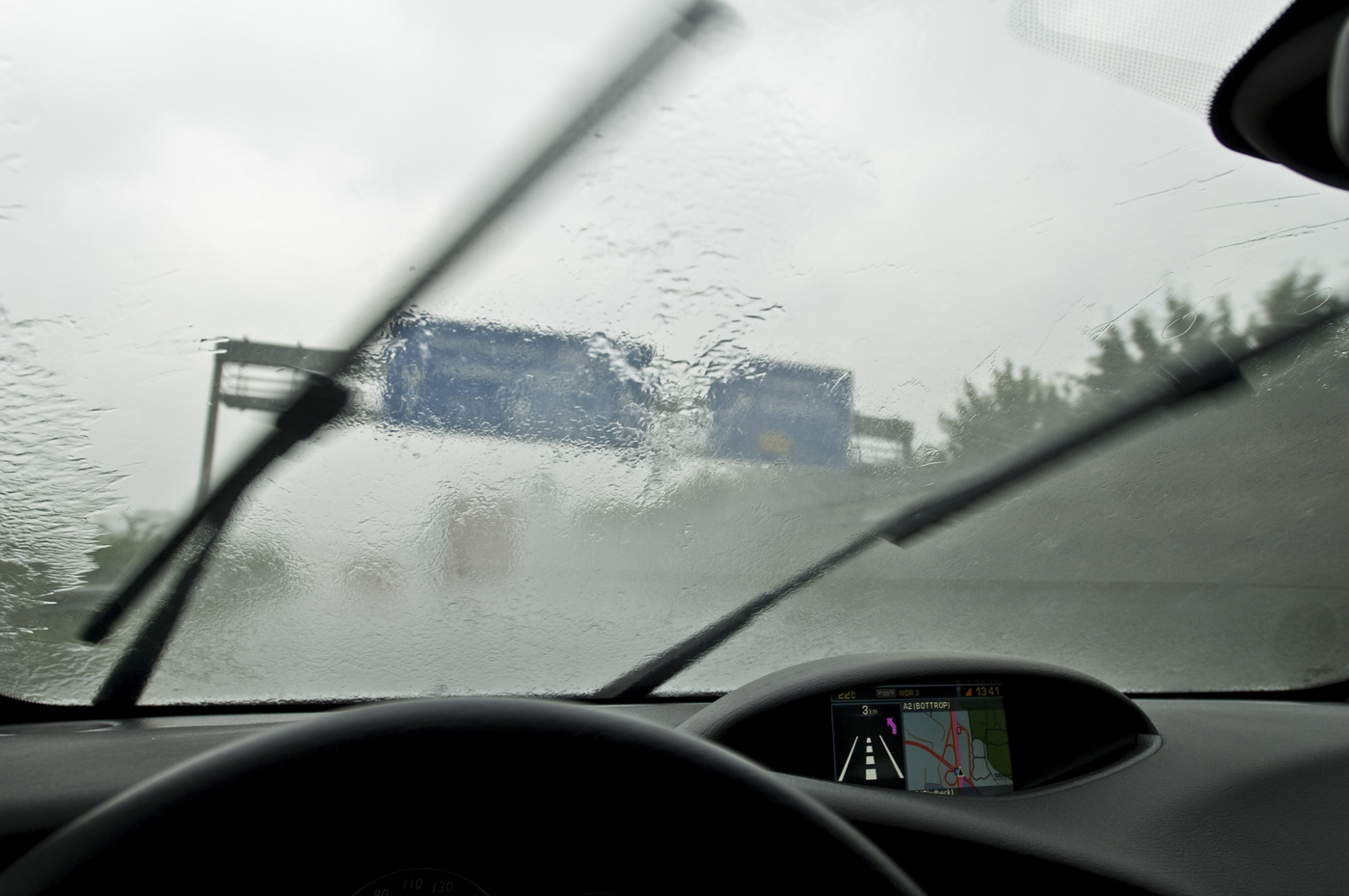 avtomobilski brisalci za vetrobransko steklo, vožnja v dežju, slaba vidljivost na cesti