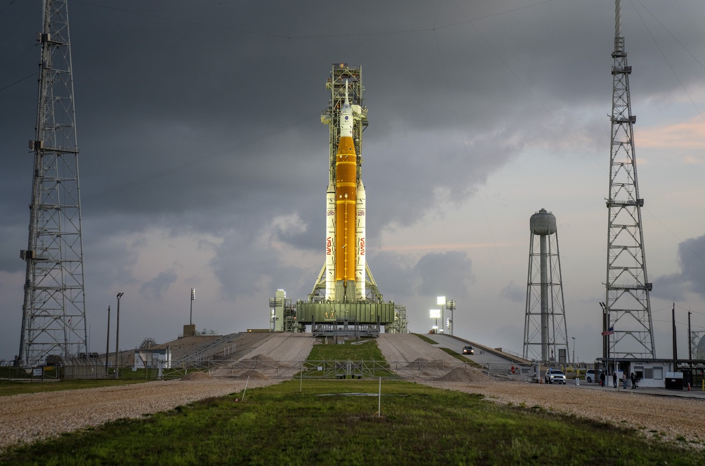 raketa SLS na izstrelišču v Kennedy Space Center, Cape Canaveral, Florida, misija Artemis II