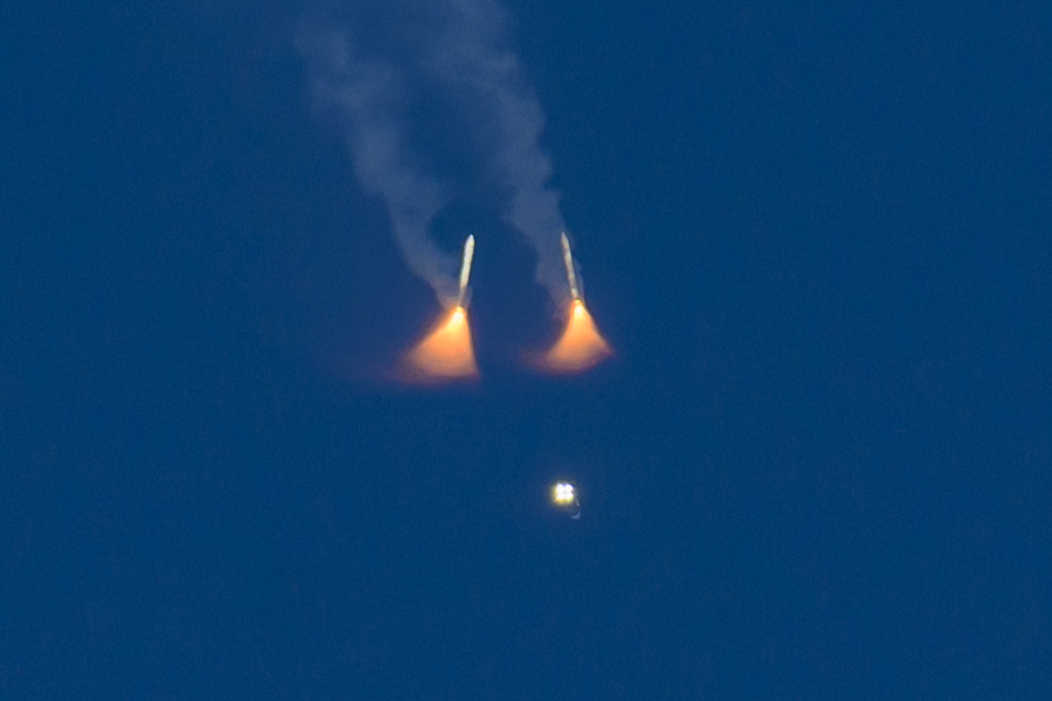 potisniki rakete SLS, ki so se odklopili od rakete in padli v ocean, misija Artemis II, 1. april 2026