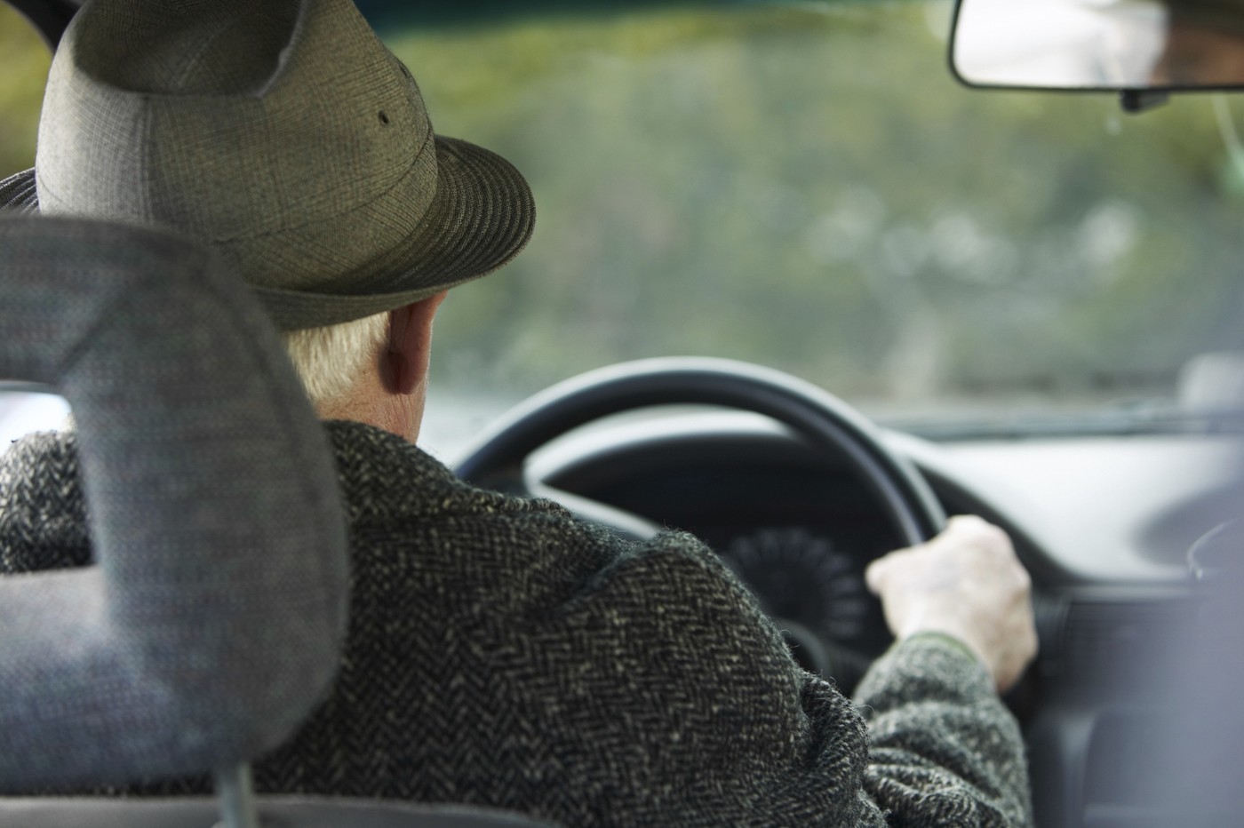 starejši moški voznik za volanom v avtomobilu