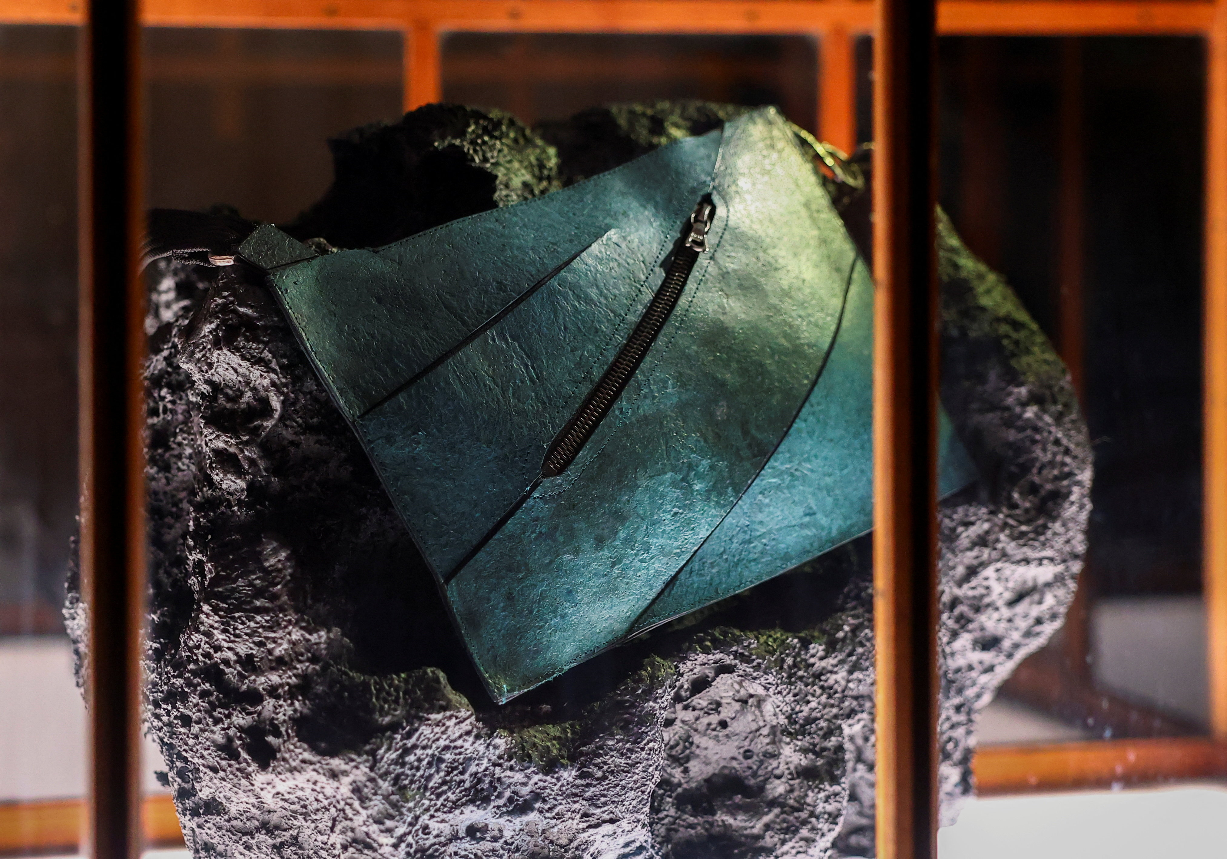 Torbica iz kolagena tiranozavra