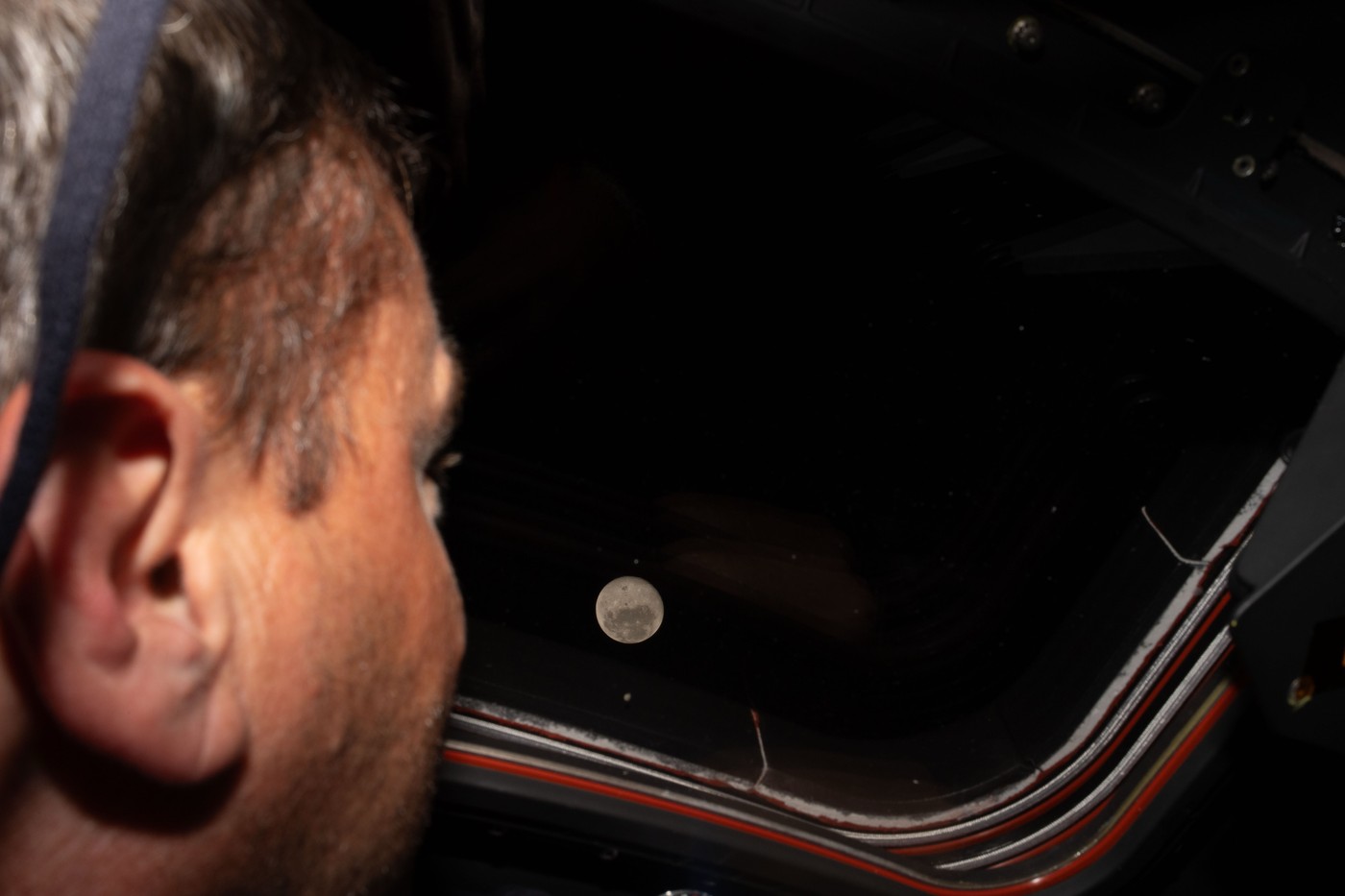 Astronavt Reid Wiseman opazuje Luno skozi okno plovila Orion