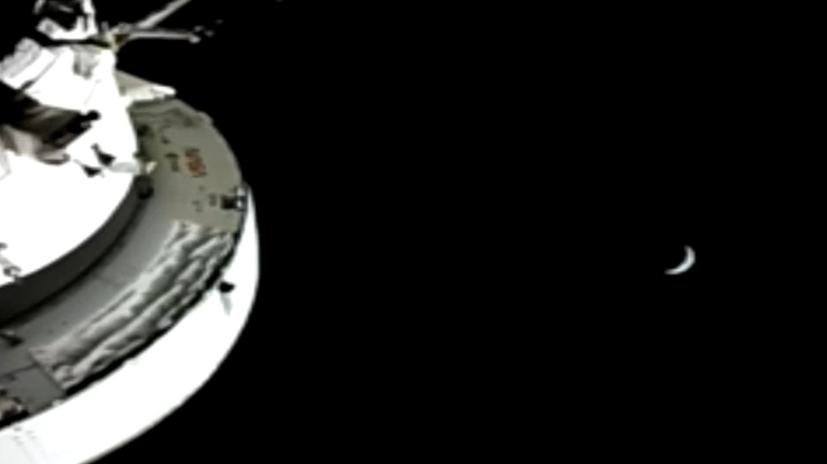 Pogled z Oriona proti Zemlji po preletu Lune