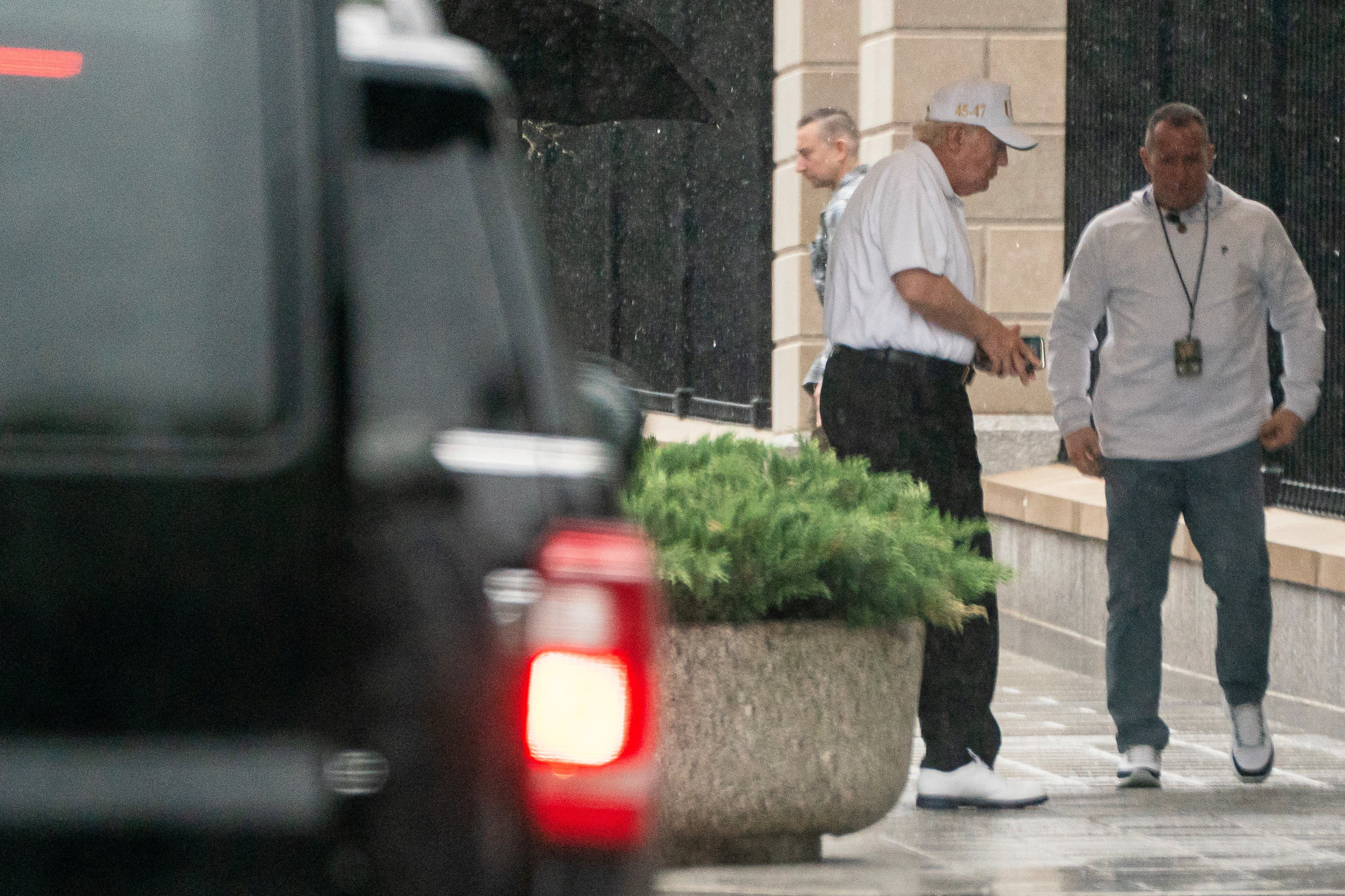 Donald Trump prispel v Belo hišo