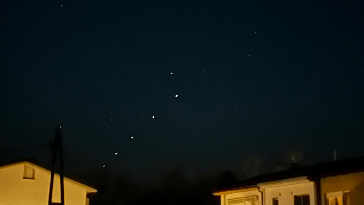 Starlinkovi sateliti na nebu nad Mariborom, v petek, 3. aprila 2026