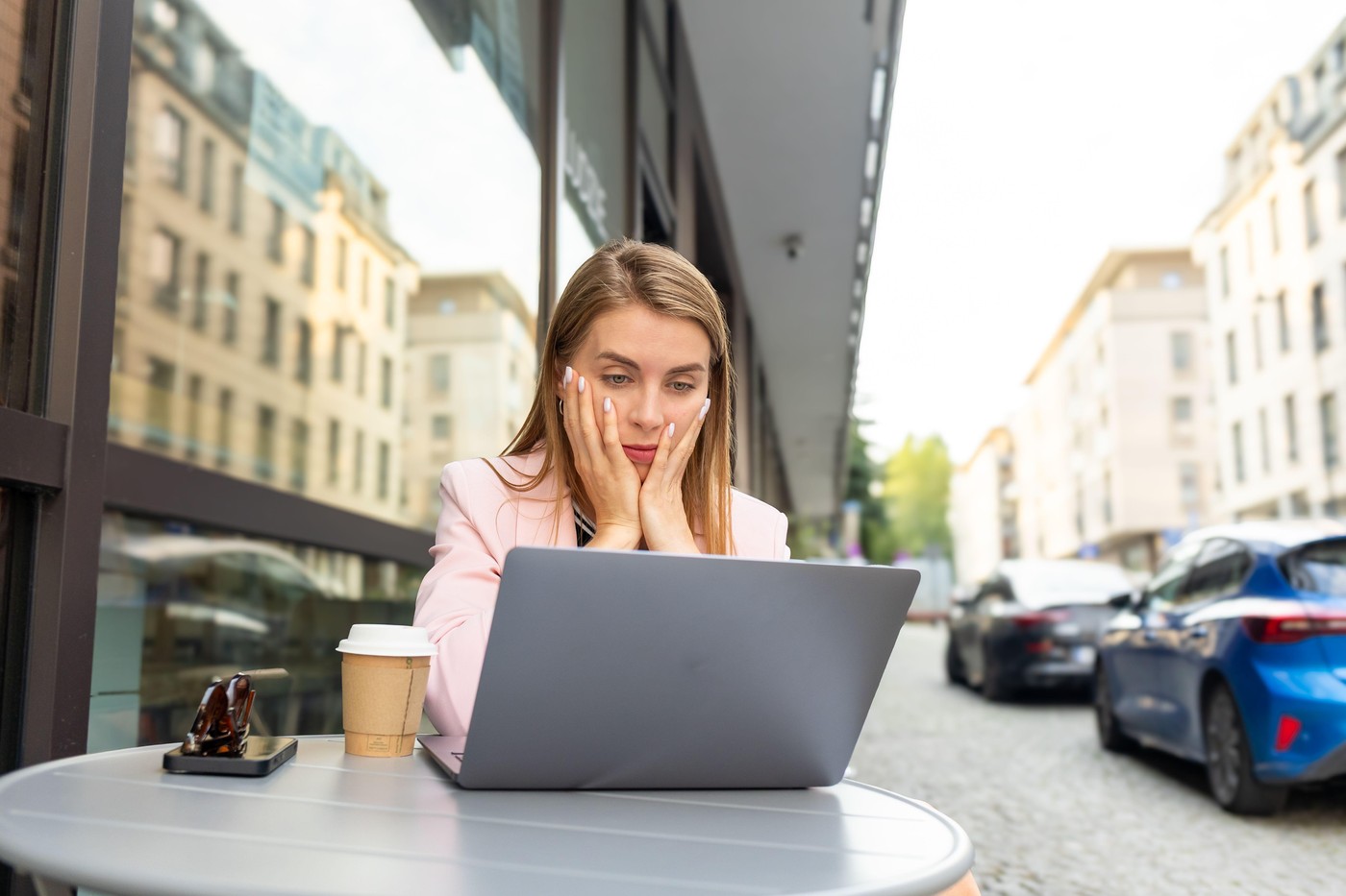 mlada ženska presenečena s prenosnim računalnikom