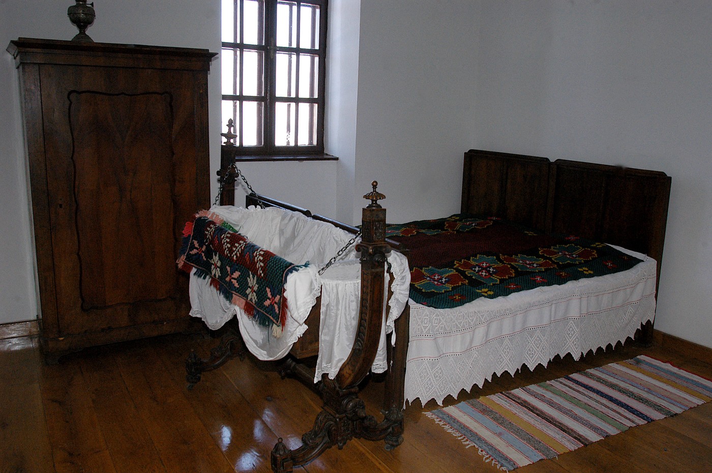 Postelja v rojstni hiši Nikole Tesle v Gospiću, Hrvaška