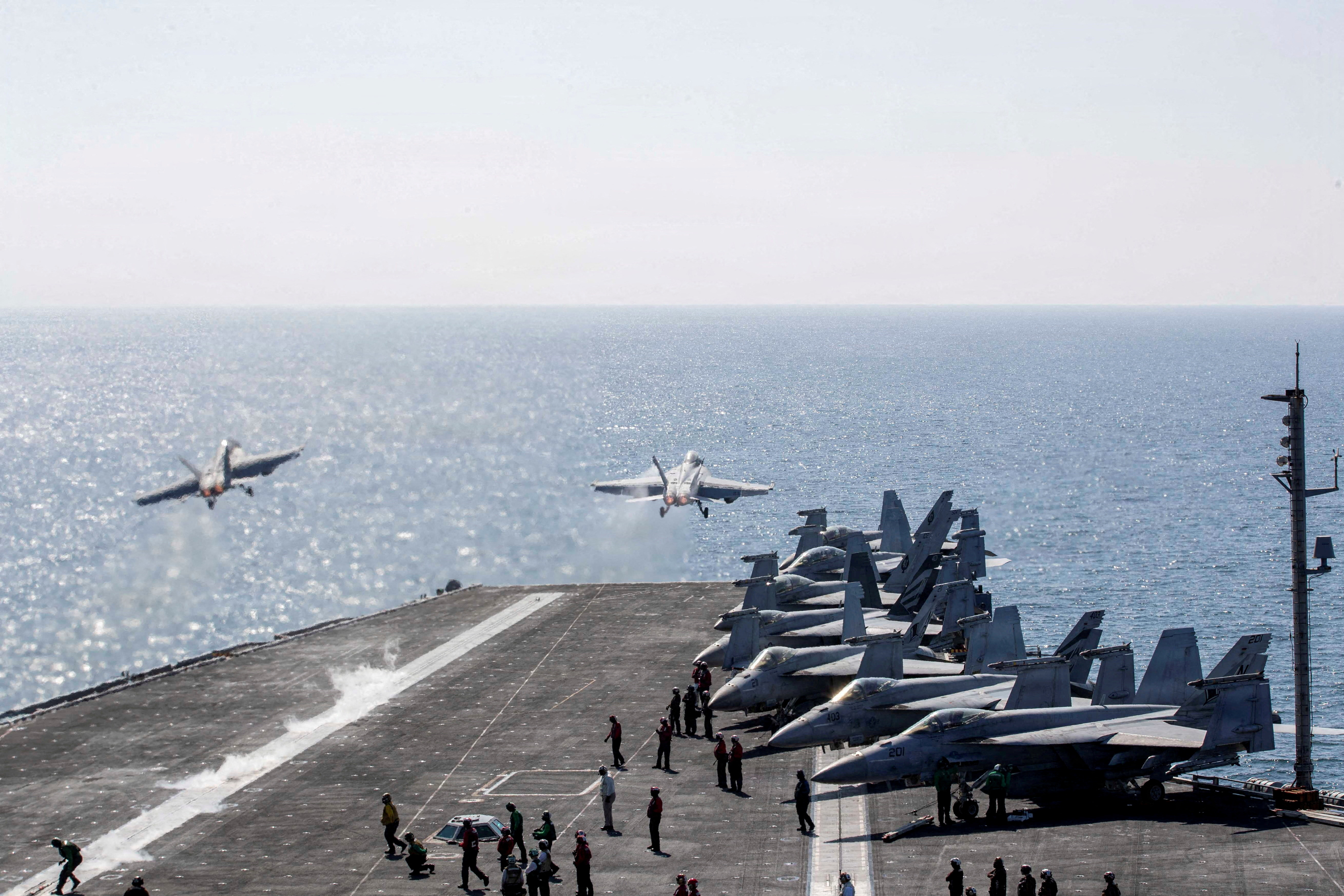 Ameriška letalonosilka USS Abraham Lincoln na Bližnjem vzhodu