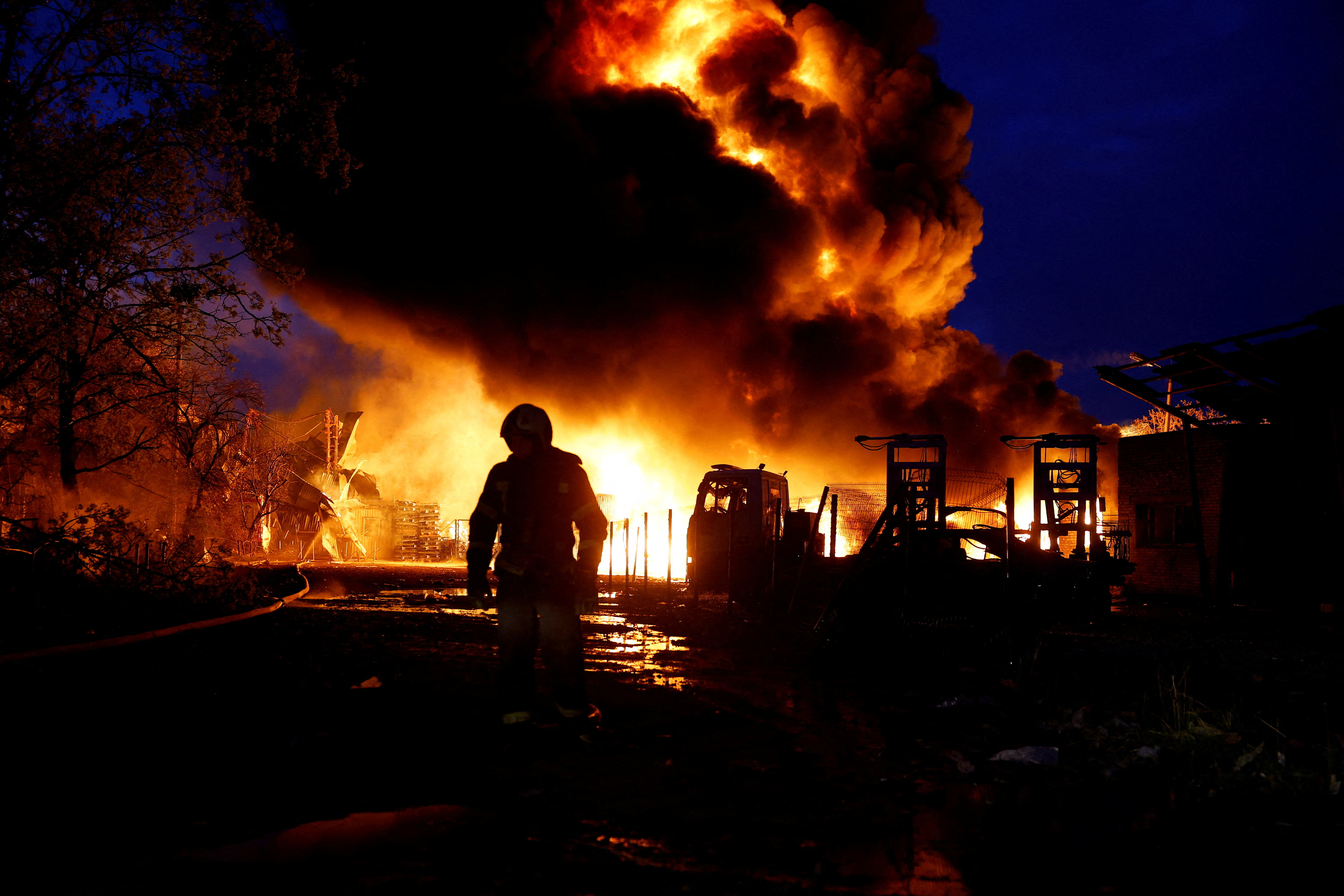 Požar po ruskem napadu na Kijev