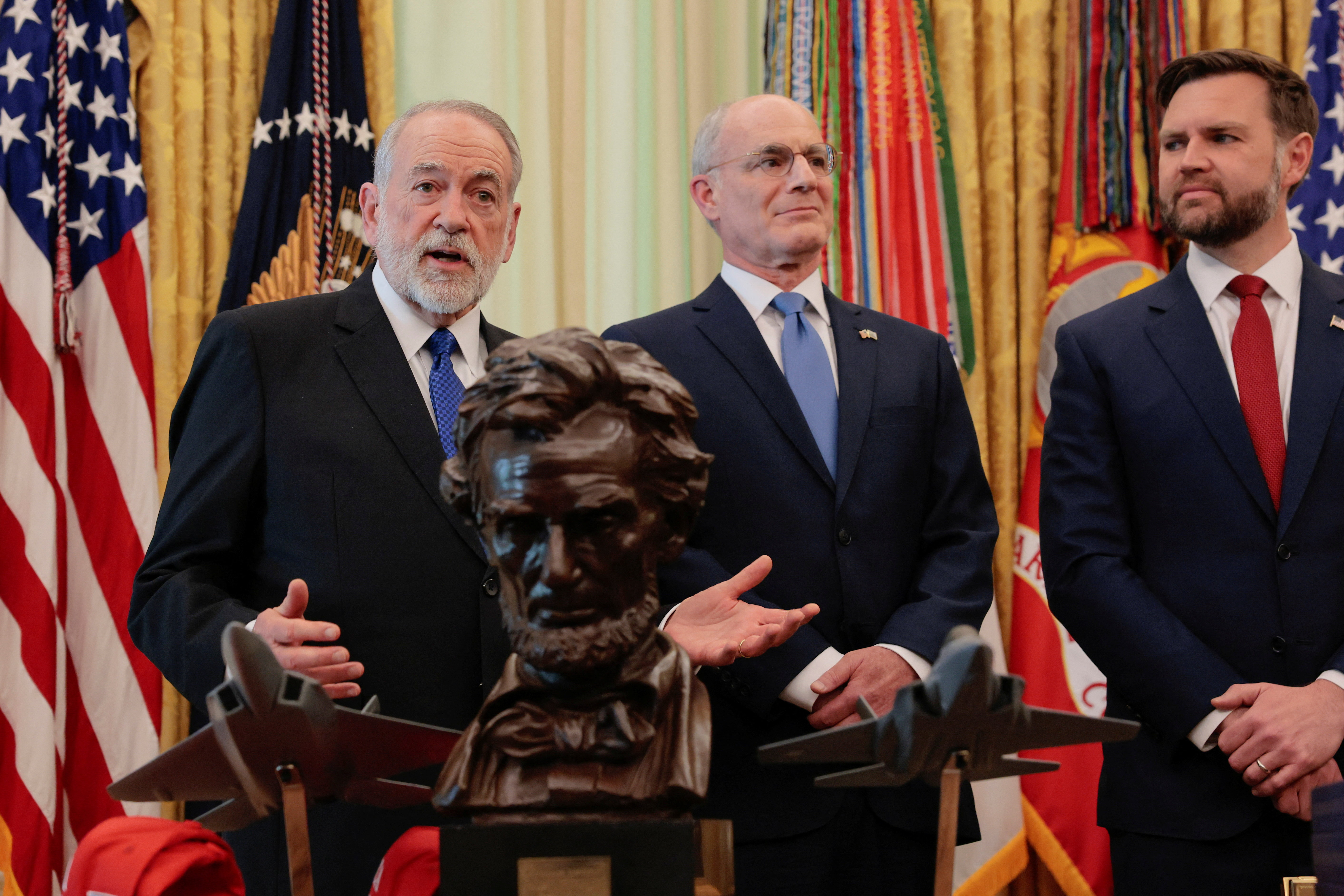 Ameriški veleposlanik v Izraelu Mike Huckabee (levo) in izraelski veleposlanik v ZDA Ječiel Leiter (na sredini) ter ameriški podpredsednik J. D. Vance