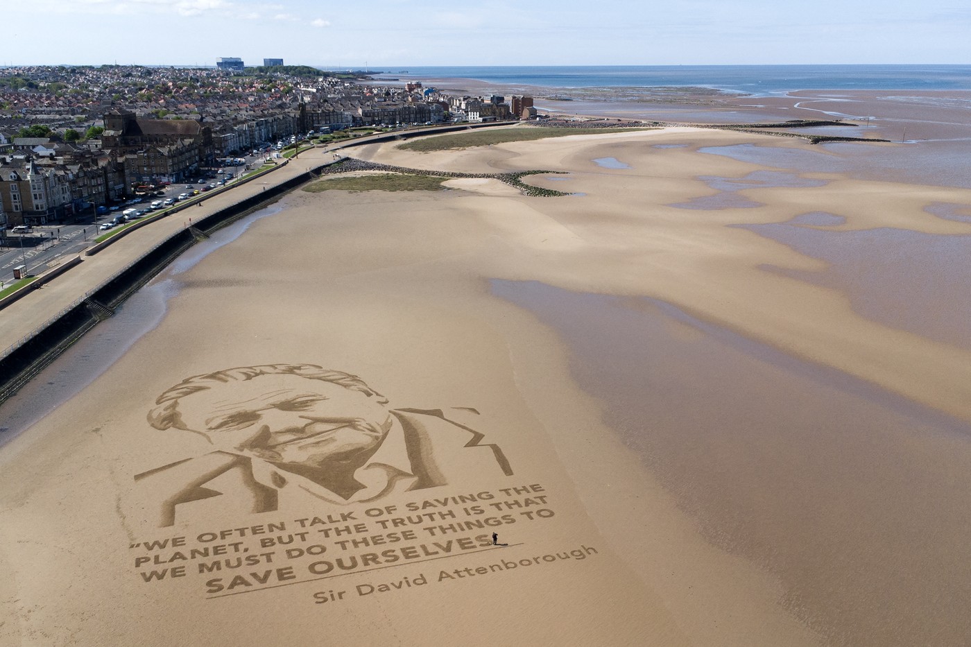 Morecambe beach, severna Anglija, slika v pesku ob 100 letnici Davida Attenborougha