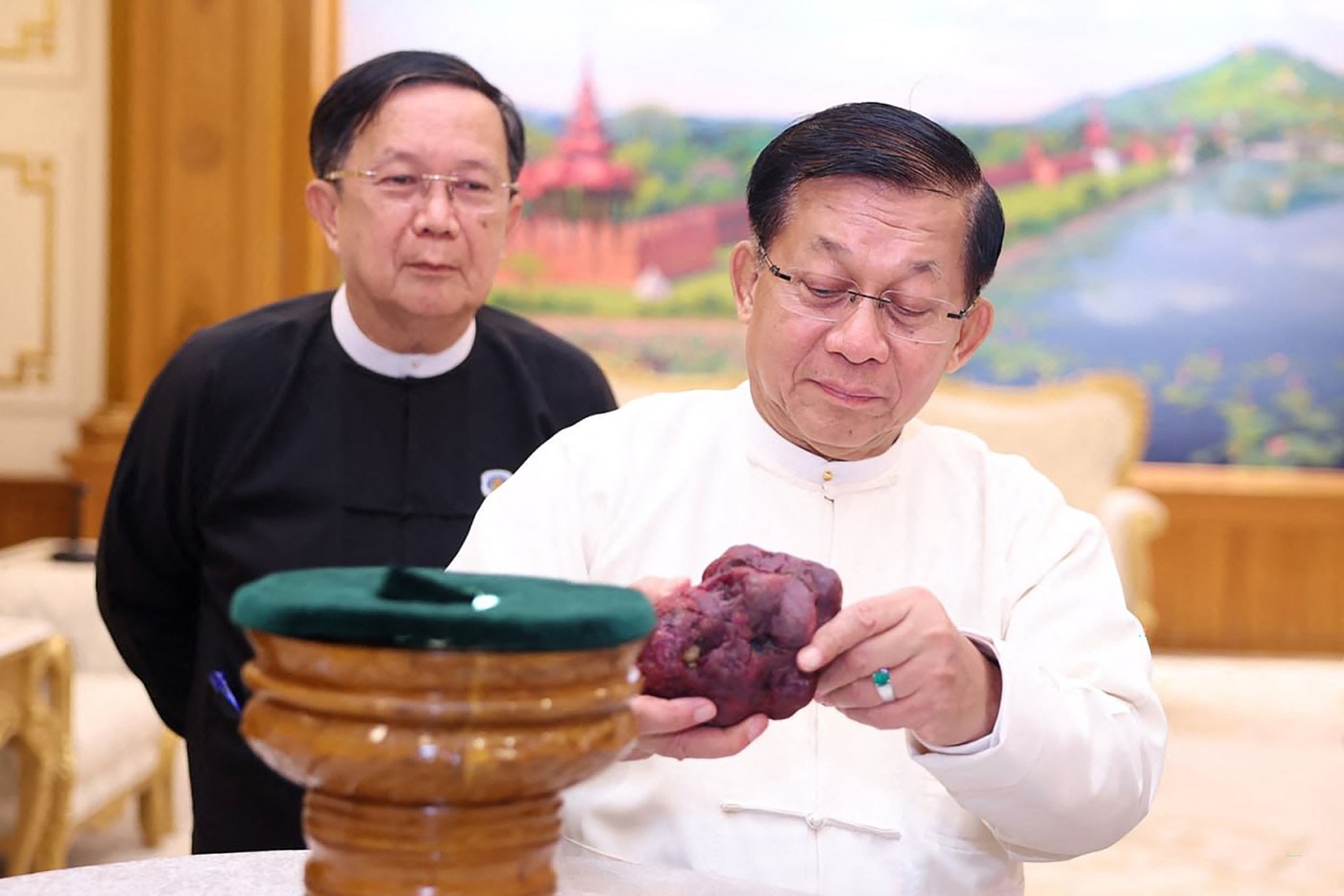 Mjanmarski voditelj Min Aung Hlaing z rubinom, težkim 11.000 karatov, najdenim maja 2026