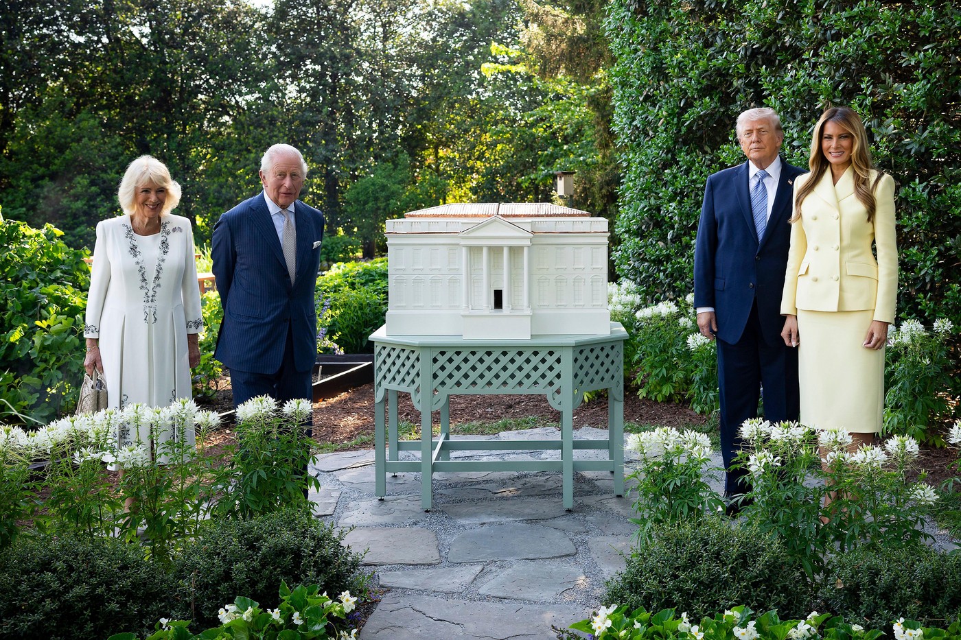 Melania in Donald Trump ter britanski kralj Karel III. in kraljica Camilla ob čebelnjaku v Beli hiši