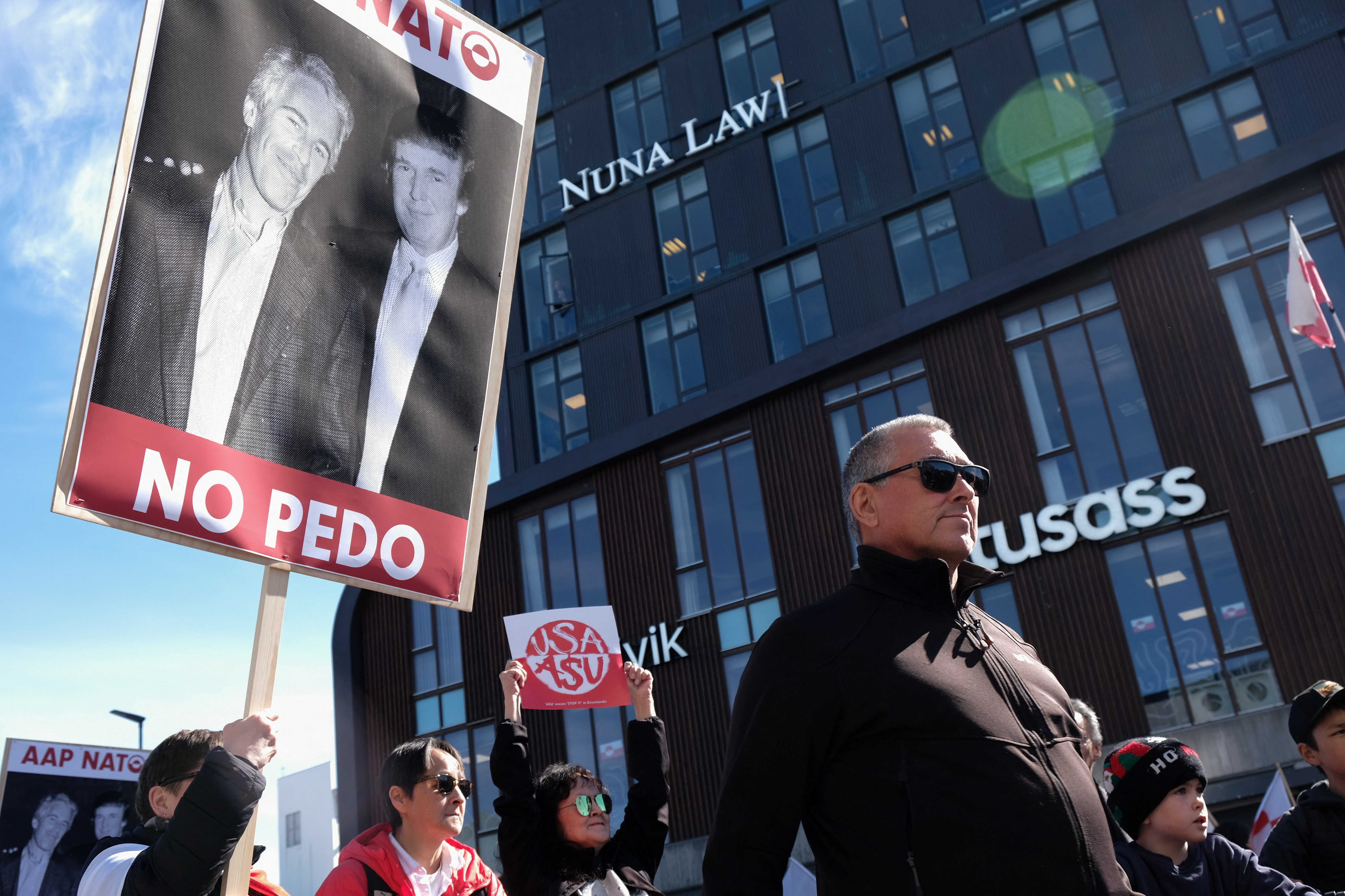 Protestnik drži transparent z napisom "Da NATO, ne pedofilom"