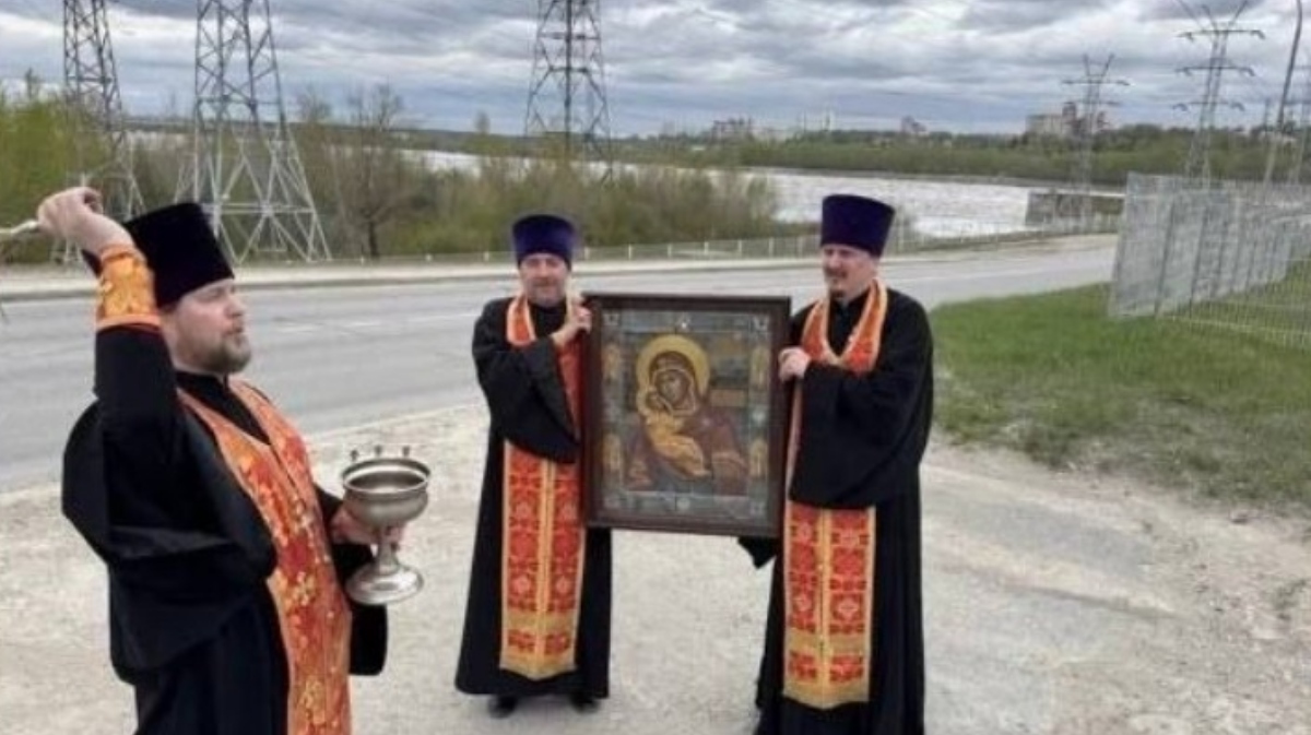 ruski ortodoksni duhovniki v Permu v prosesiji zoper ukrajinske drone