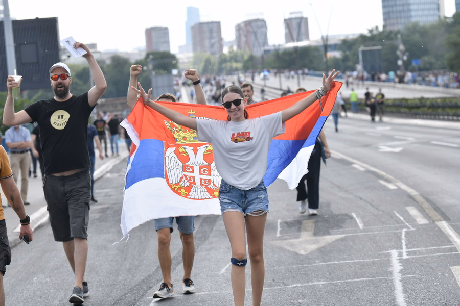 Srbski protestniki na Brankovem mostu