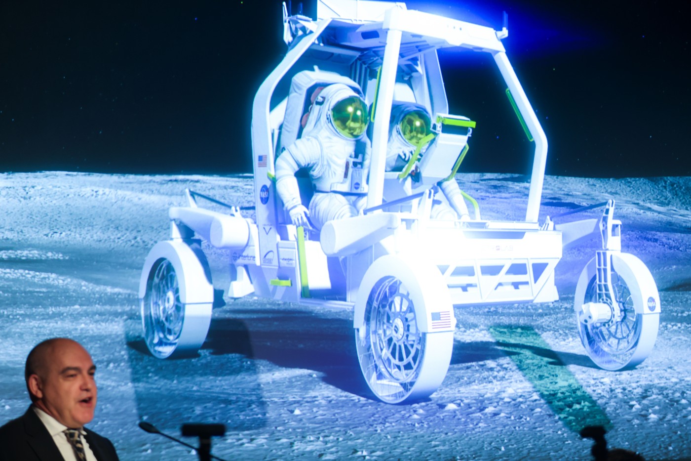 Carlos Garcia Galan direktor projekta Lunarna baza pri Nasi predstavlja lunarni rover