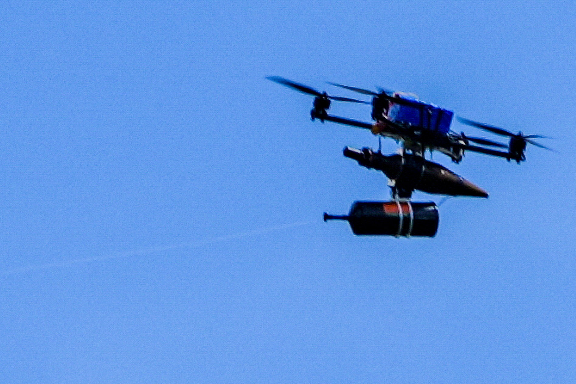 Dron z optičnim kablom