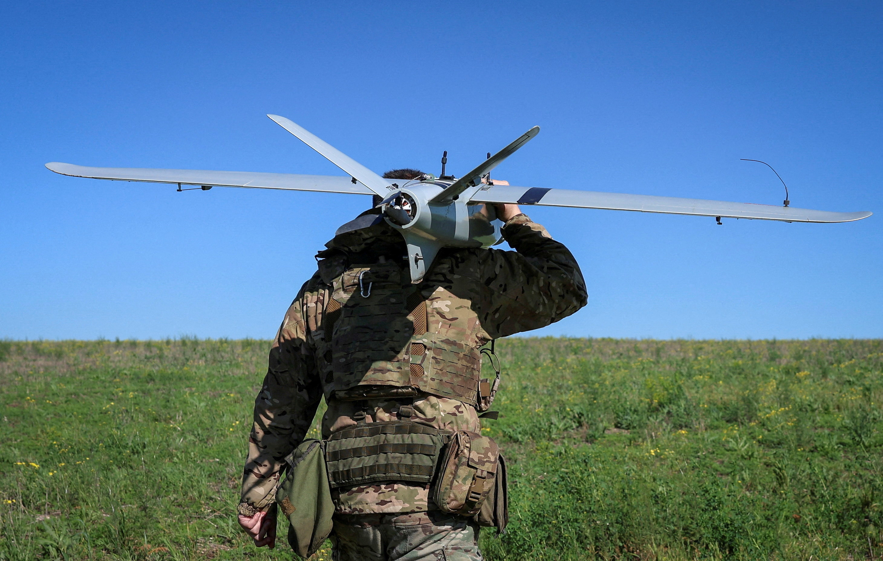 ukrajinski vojak z dronom