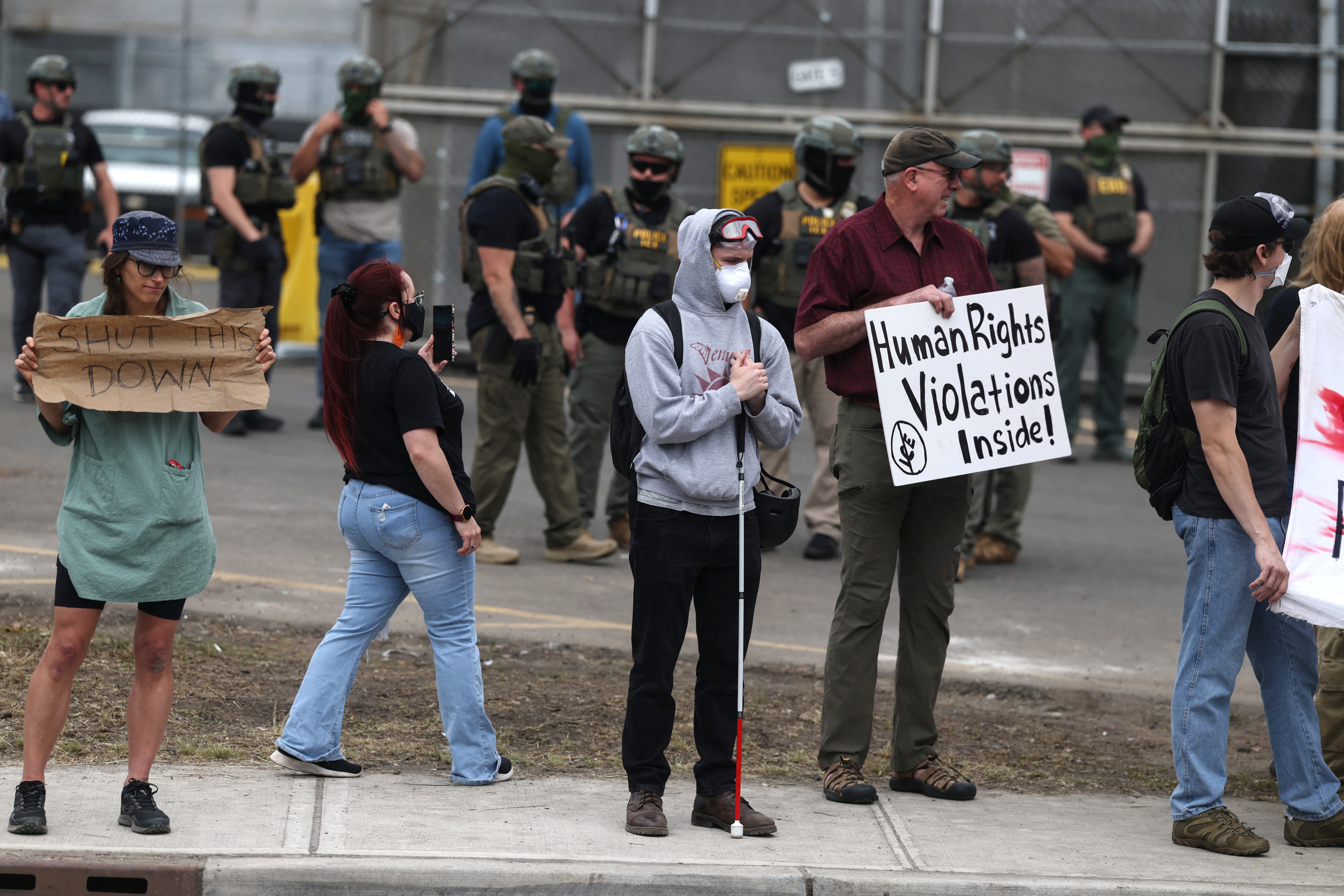 Protesti proti Trumpovi priseljenski politiki pred zaporom za priseljence Delaney Hall v Newarku v ZDA