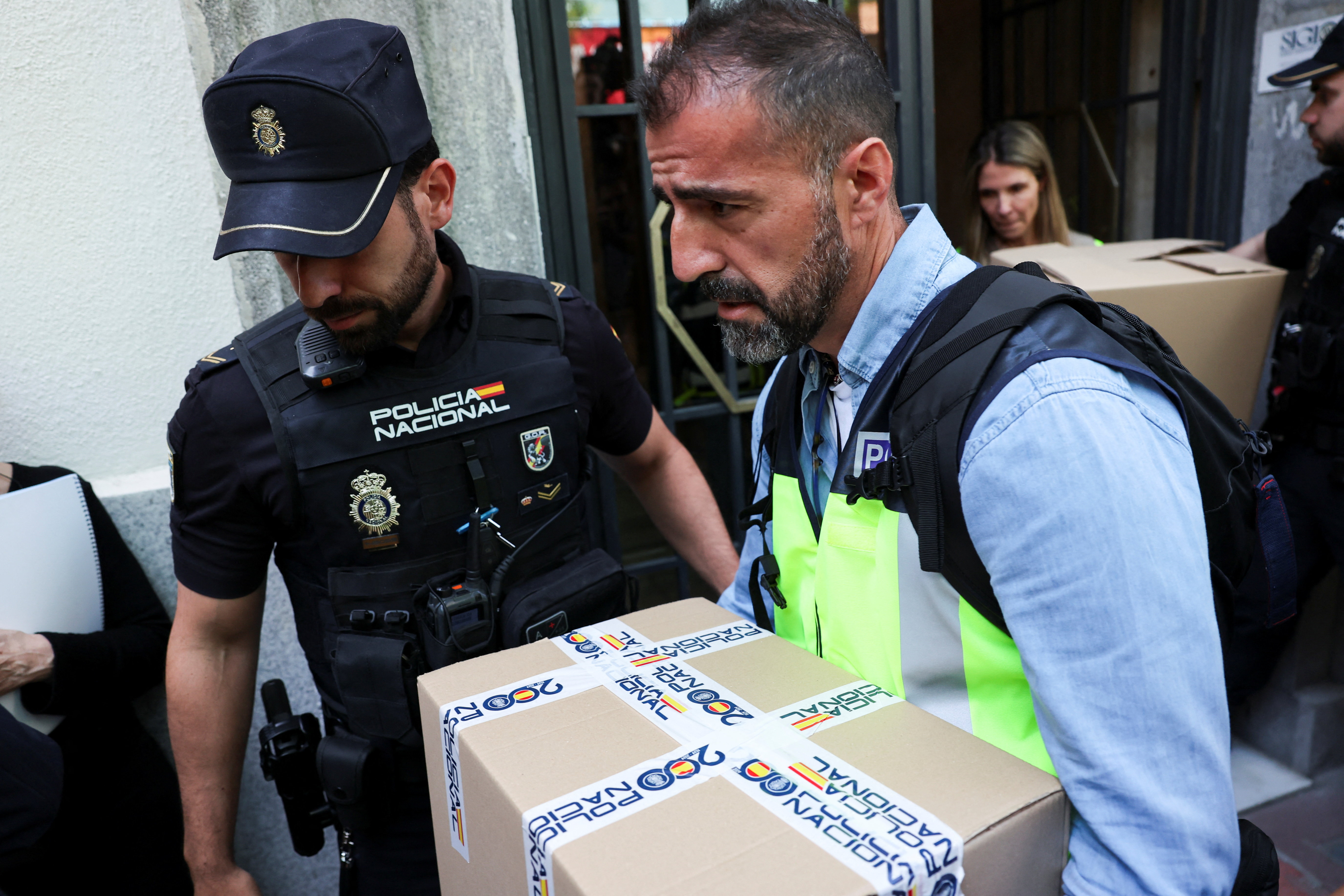 Policija odnaša dokazno gradivo iz hiše nekdanjega premierja