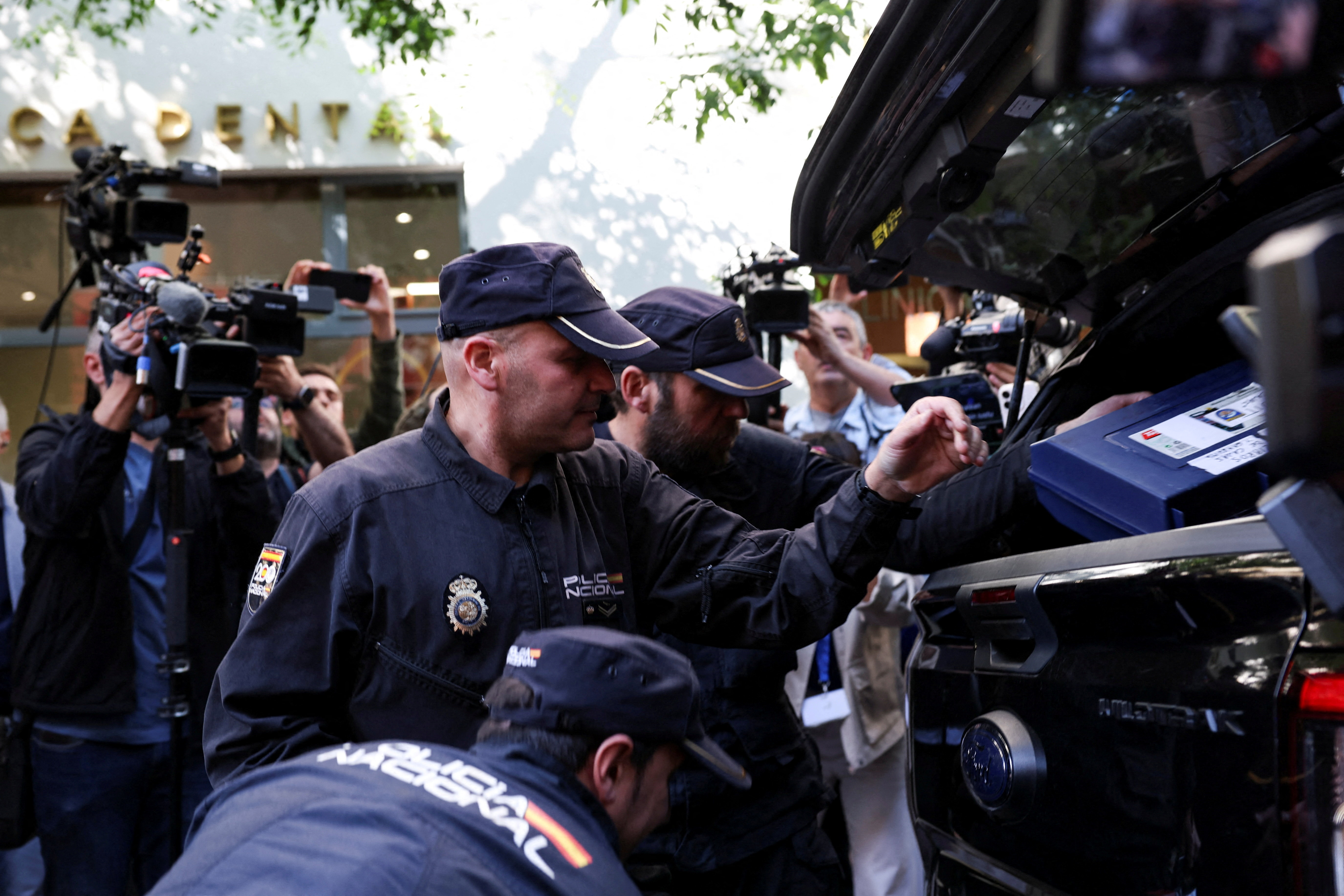 Policija odnaša dokazno gradivo iz hiše nekdanjega premierja