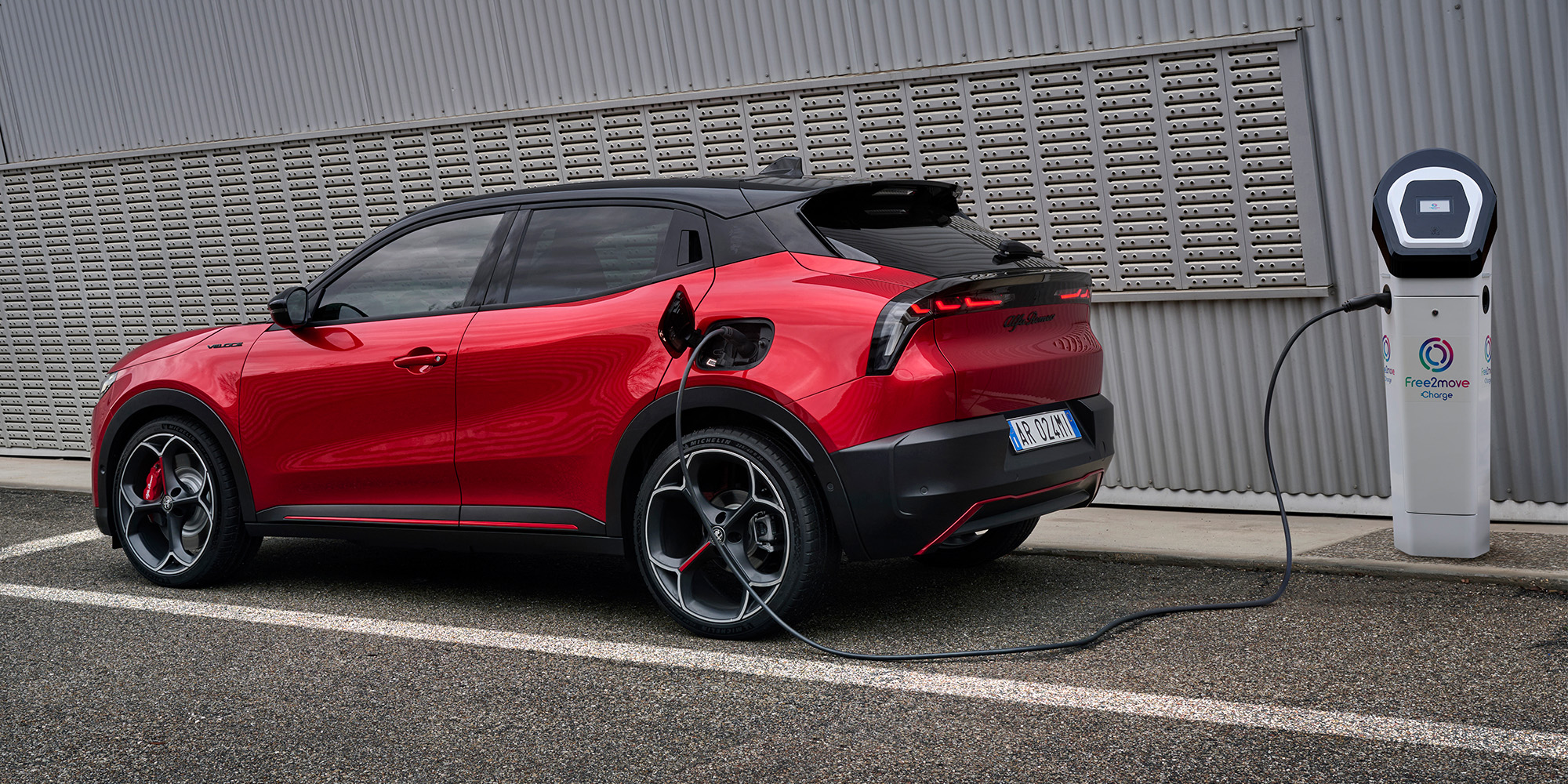 AR-ALFAROMEOJUNIOR-BEV-Performance-2000X1000-DSK-2_1-2