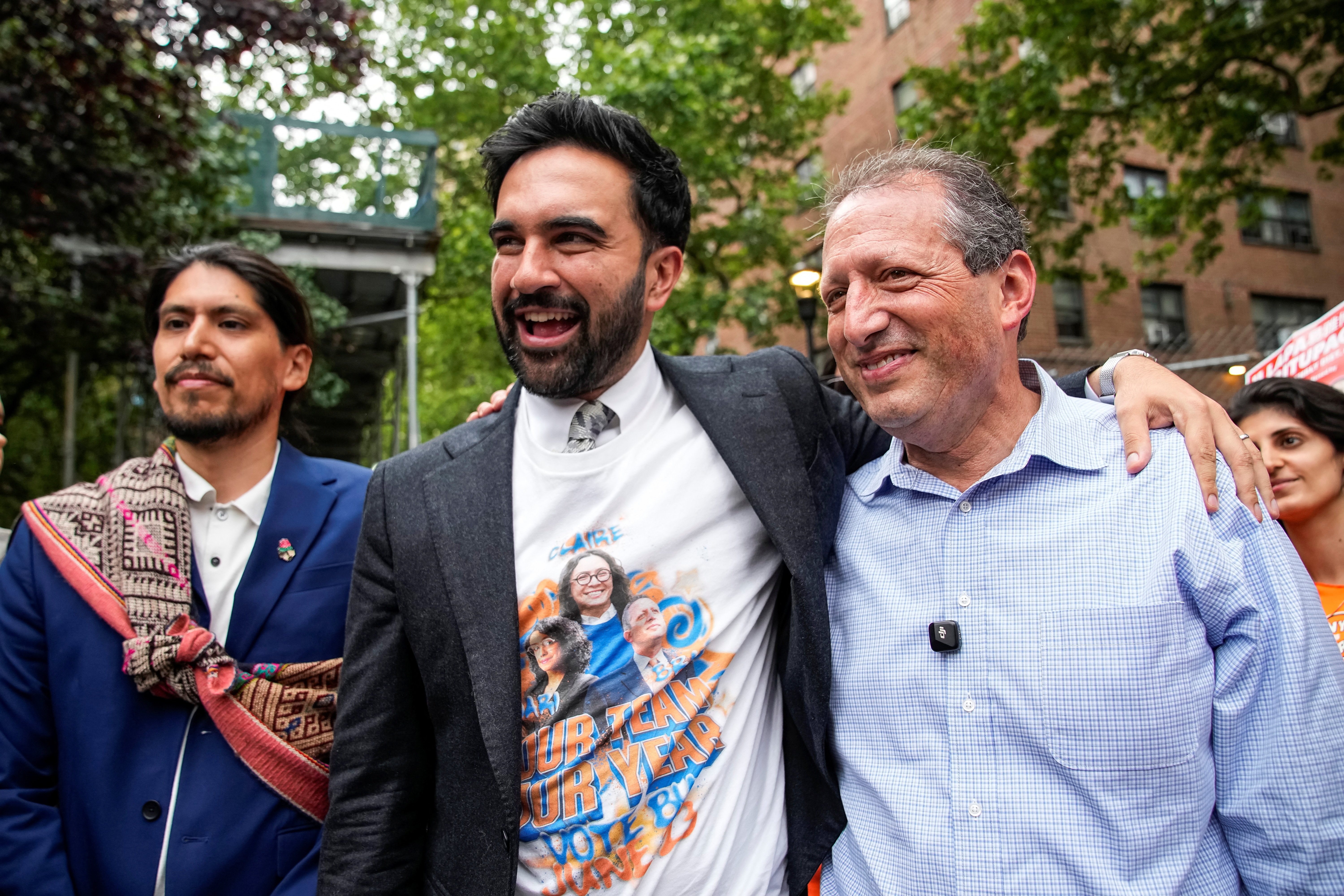 Župan New Yorka Zohran Mamdani (leva) in Bradom Landerjem (desna) kandidatom za 10. kongresno okrožje New Yorka med primarnimi volitvami v New Yorku.