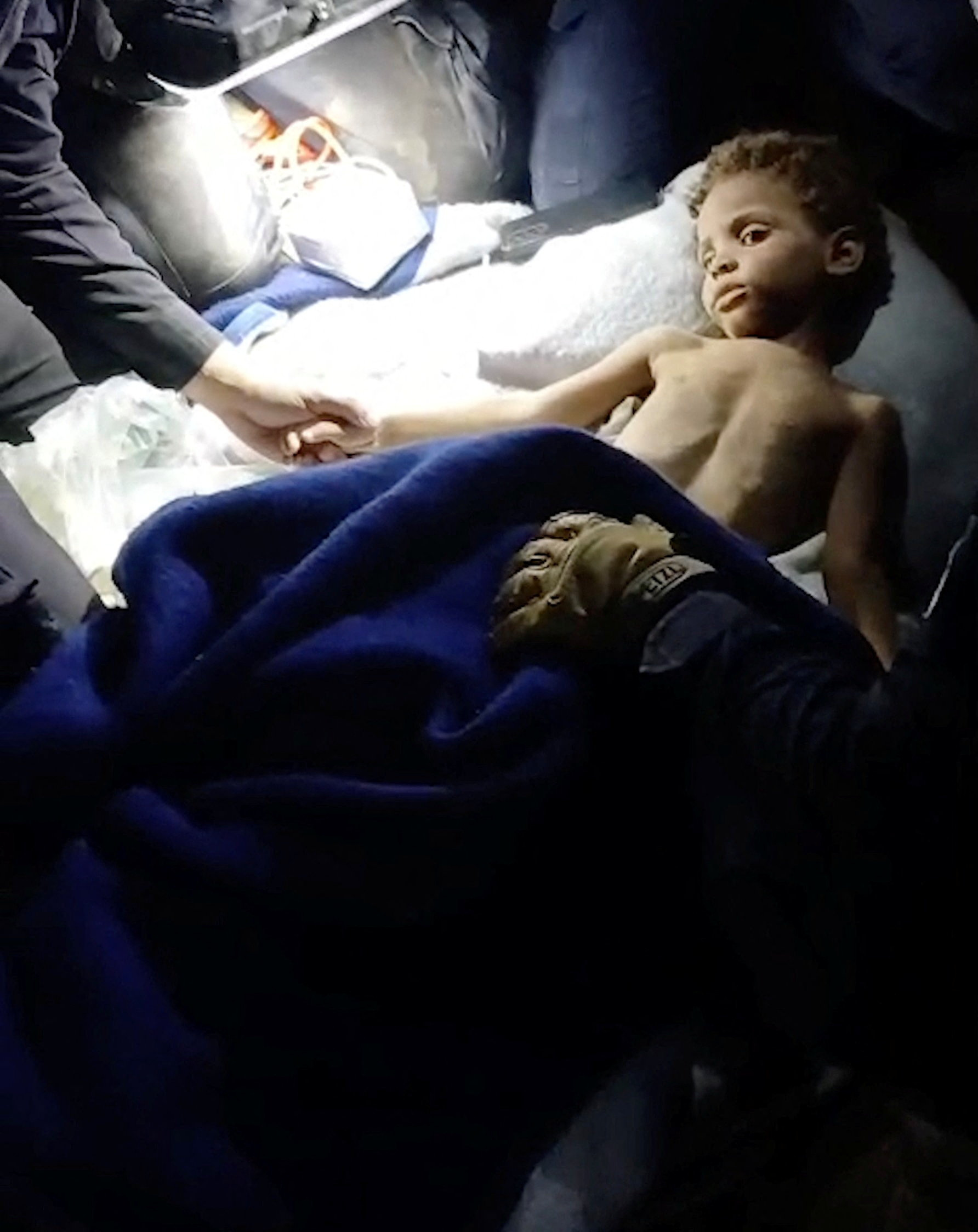 Reševalci izpod ruševin potresa v Venezueli po šestih dneh rešili triletnega dečka
