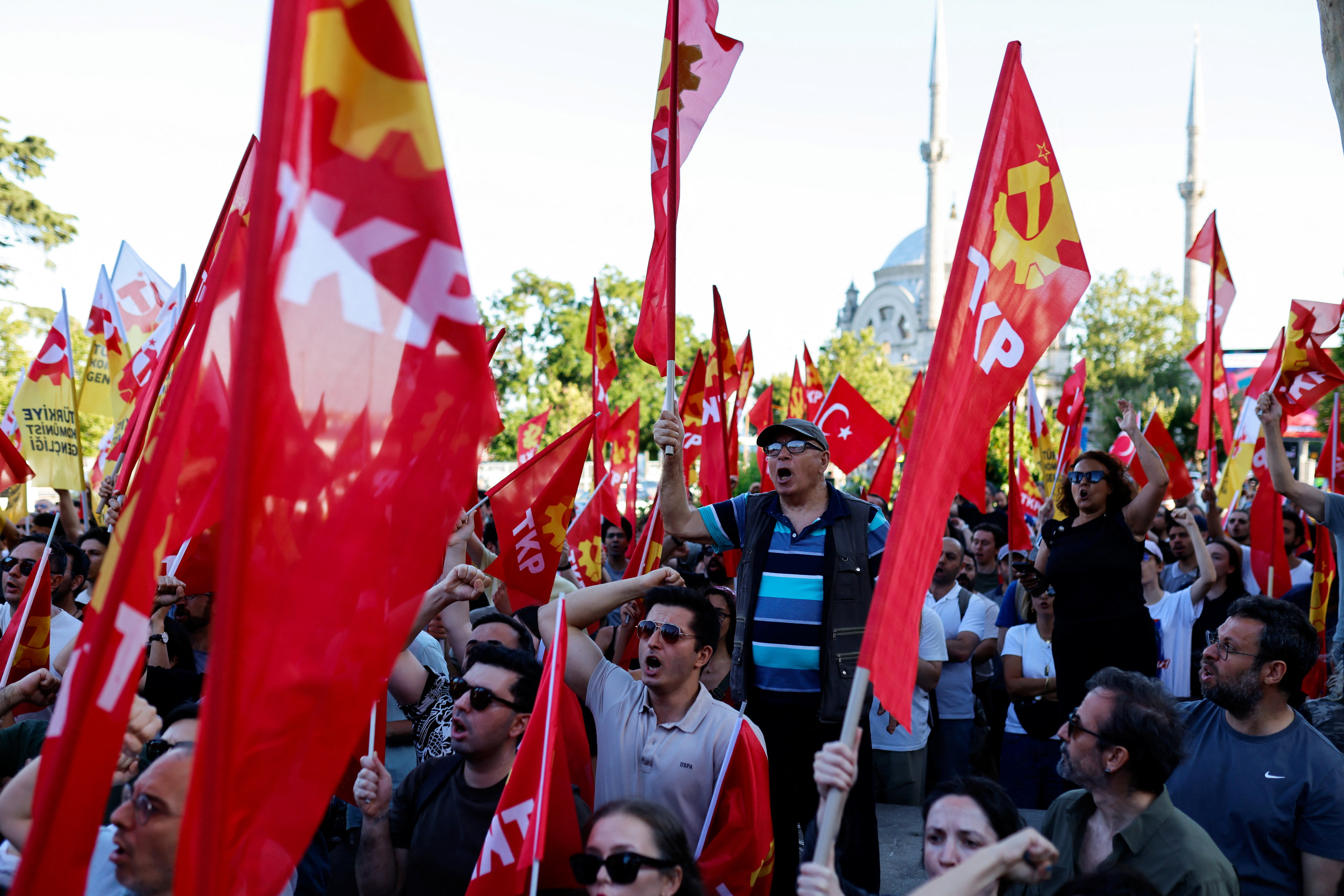 Protesti pred vrhom Nata v Istanbulu